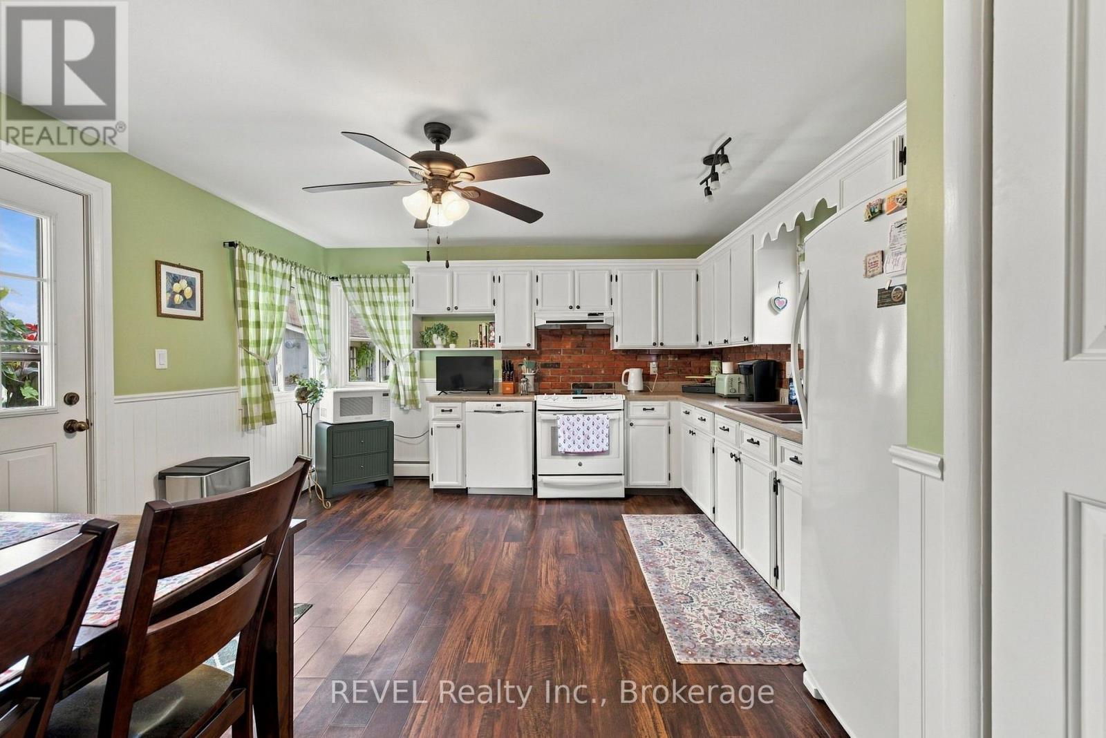 61 Queen Street N Property Photo 12