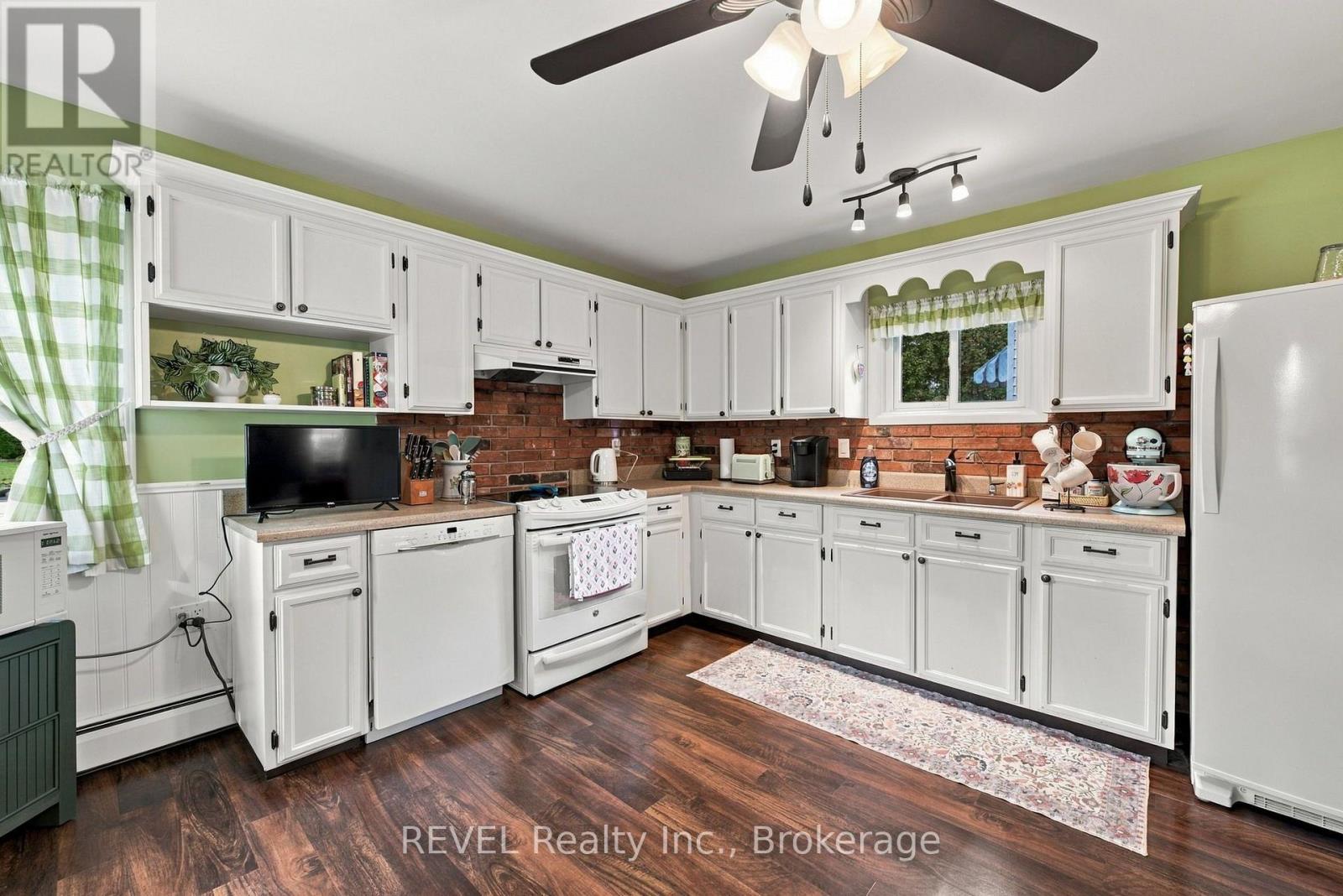 61 Queen Street N Property Photo 13