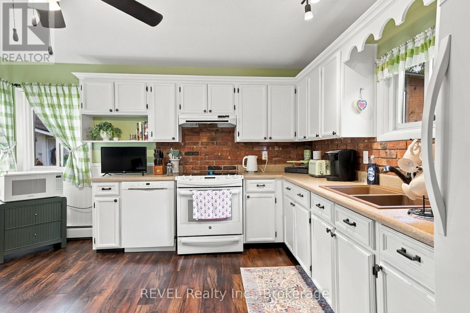 61 Queen Street N Property Photo 15