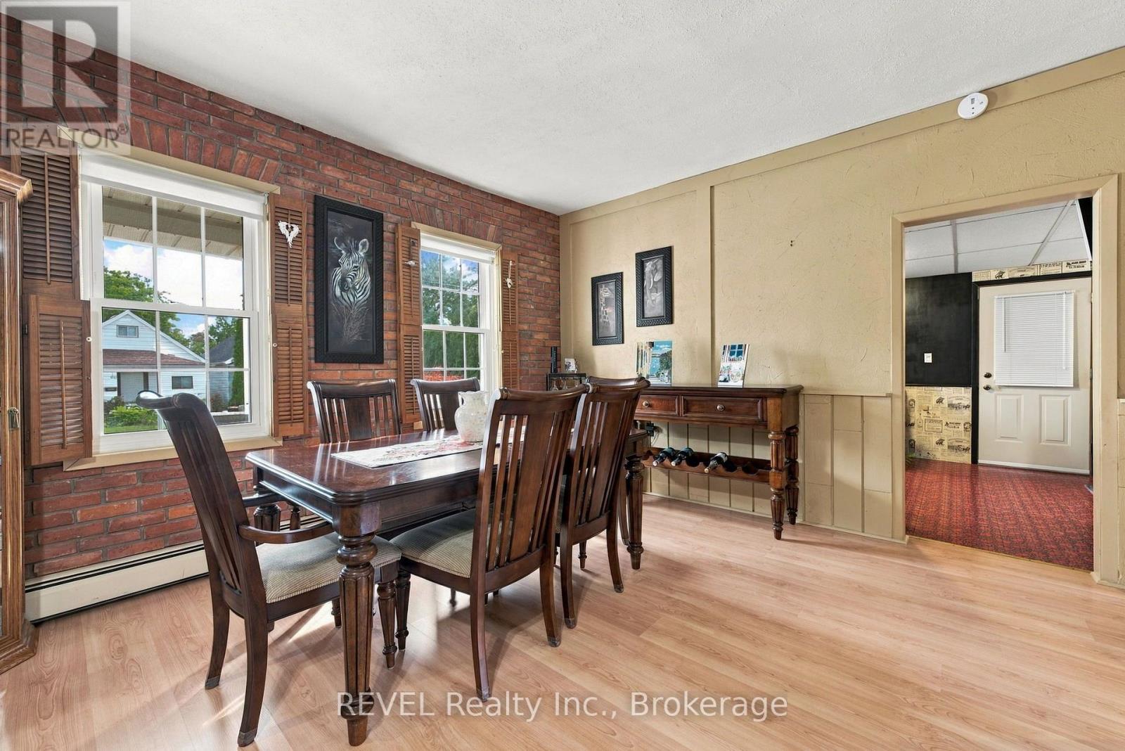 61 Queen Street N Property Photo 16