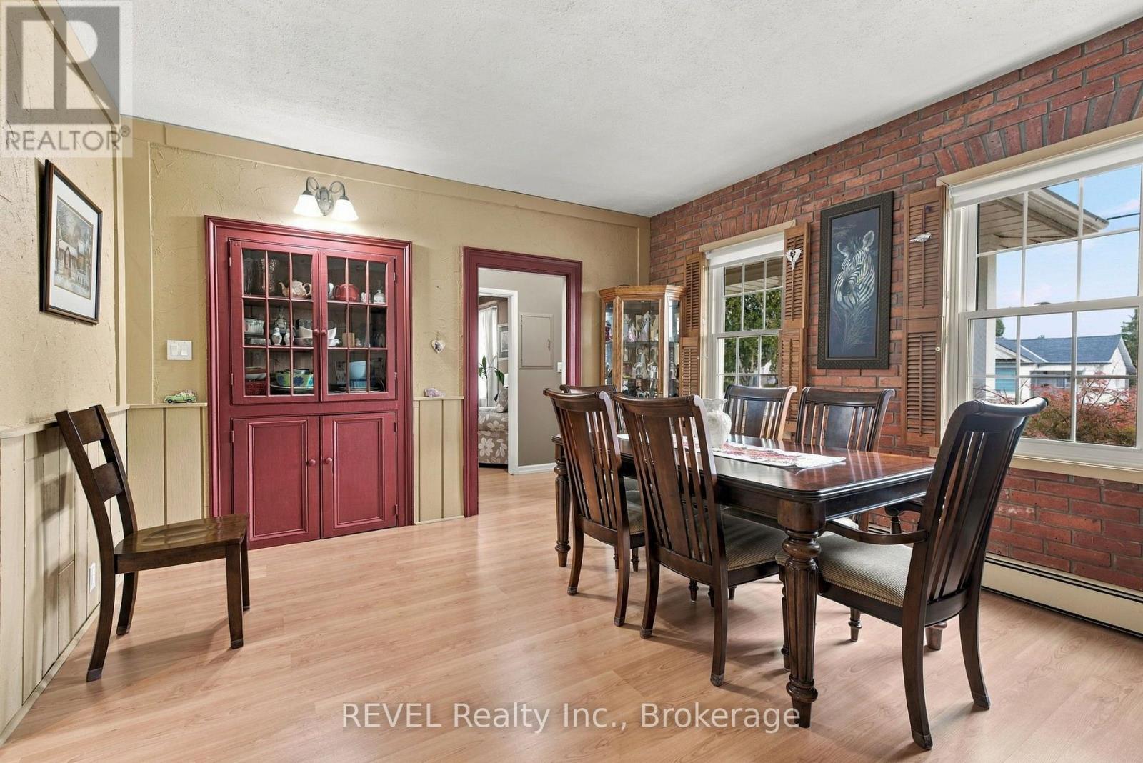 61 Queen Street N Property Photo 17