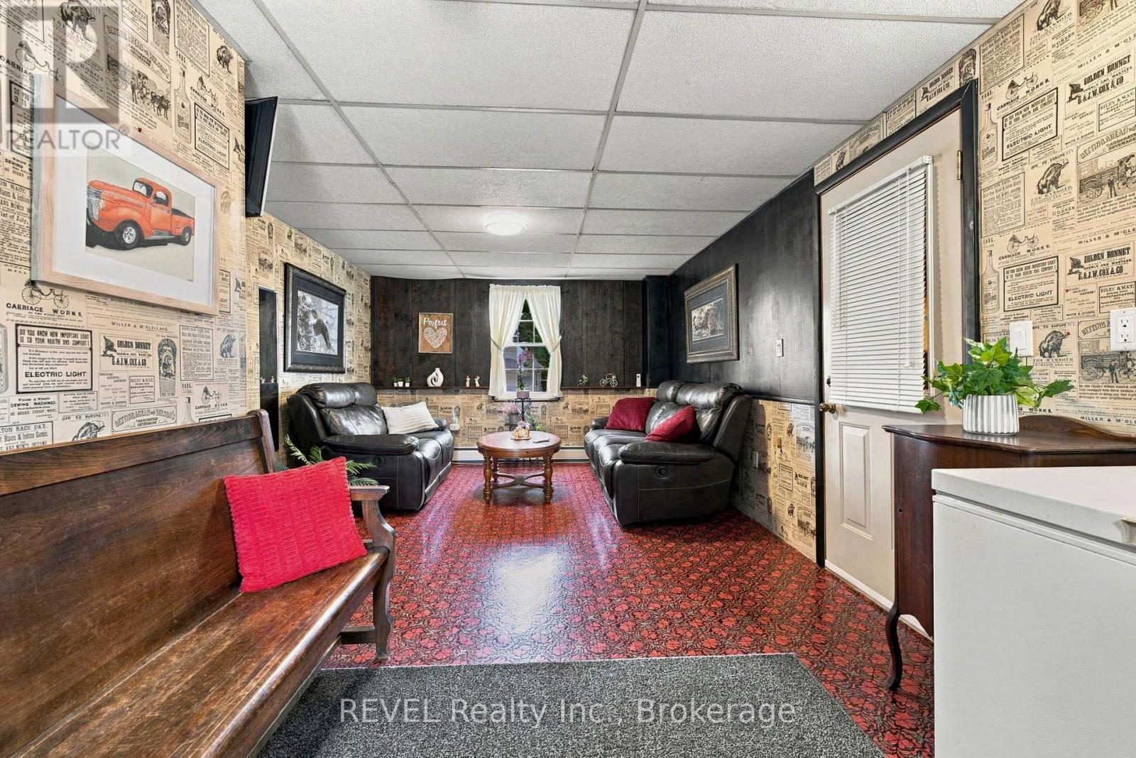 61 Queen Street N Property Photo 19