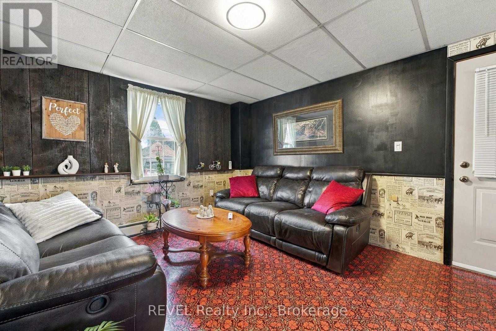 61 Queen Street N Property Photo 20