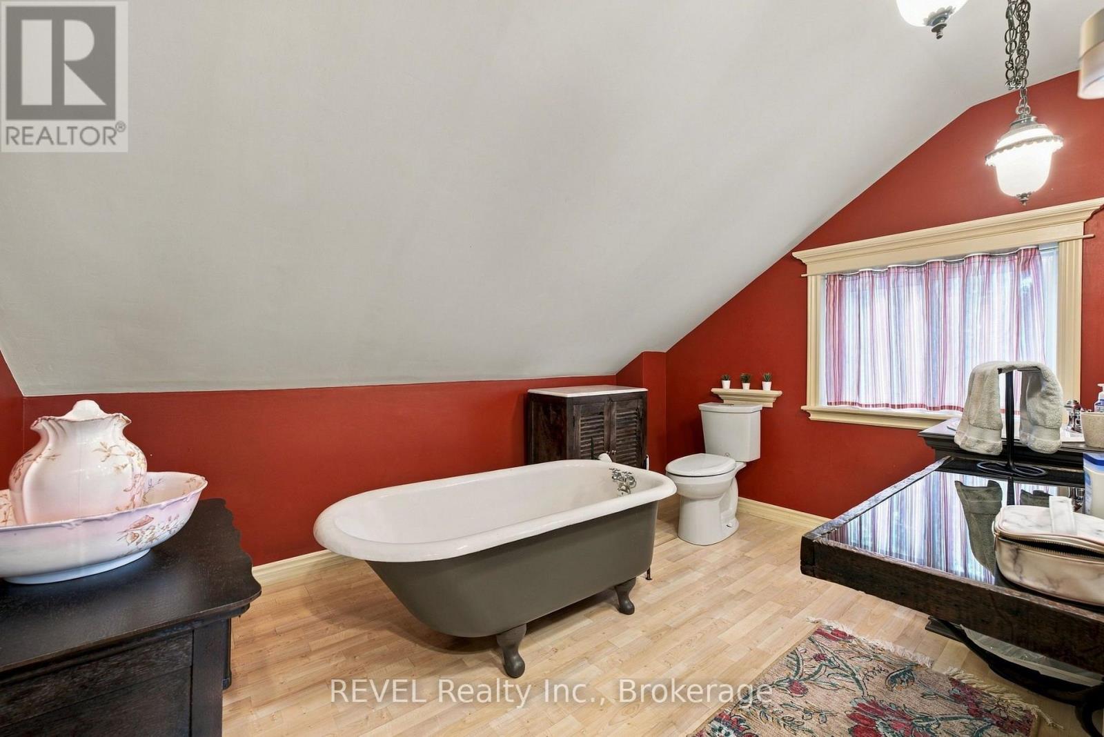 61 Queen Street N Property Photo 24