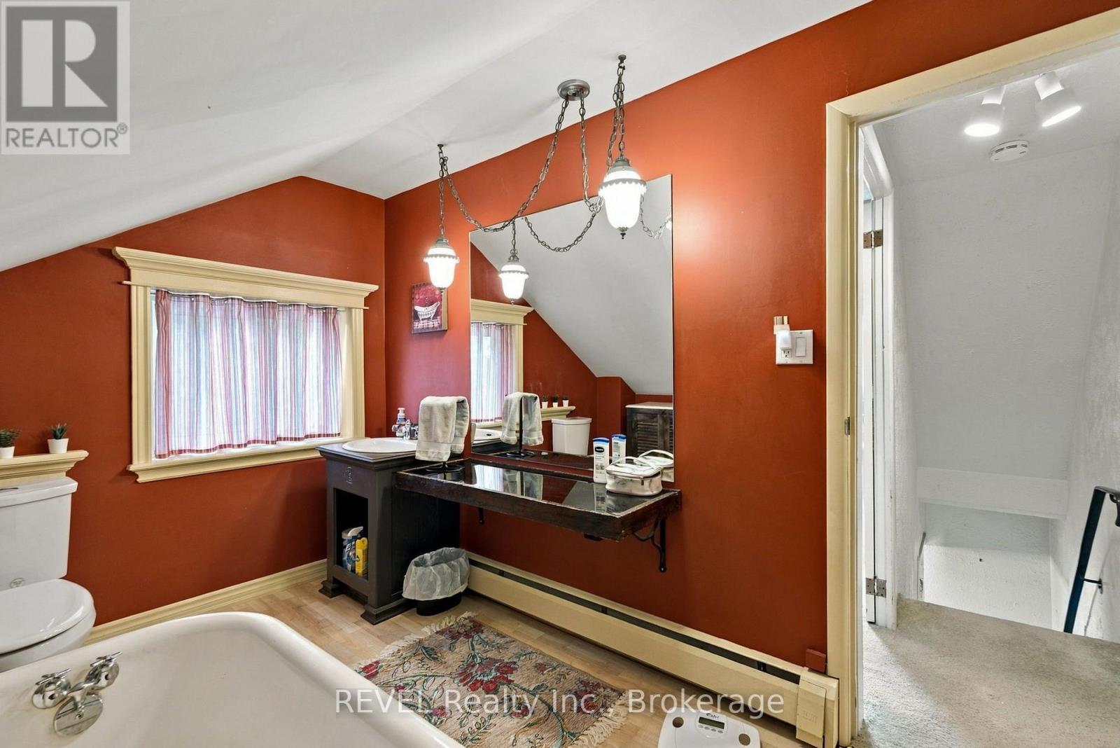 61 Queen Street N Property Photo 25