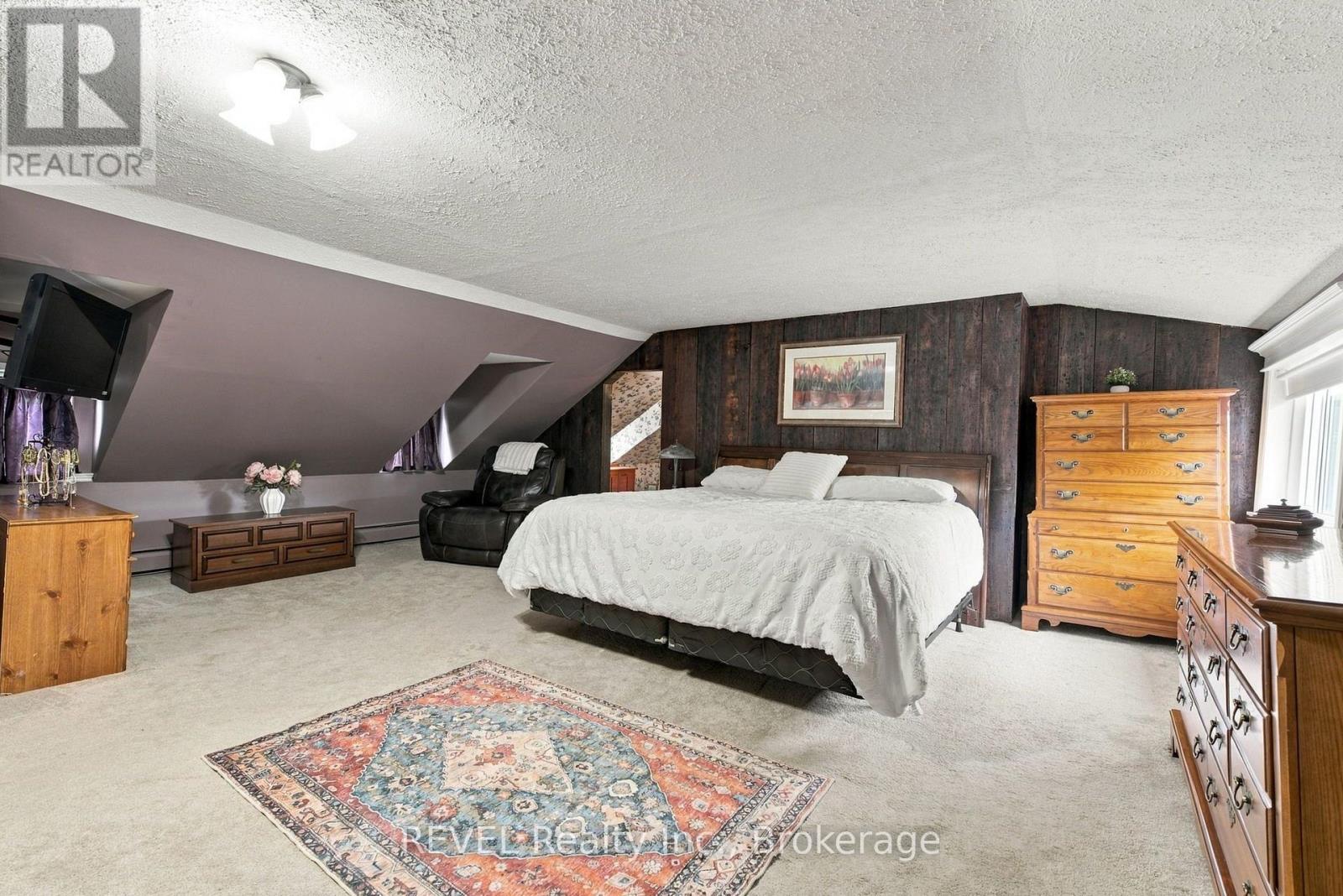 61 Queen Street N Property Photo 26