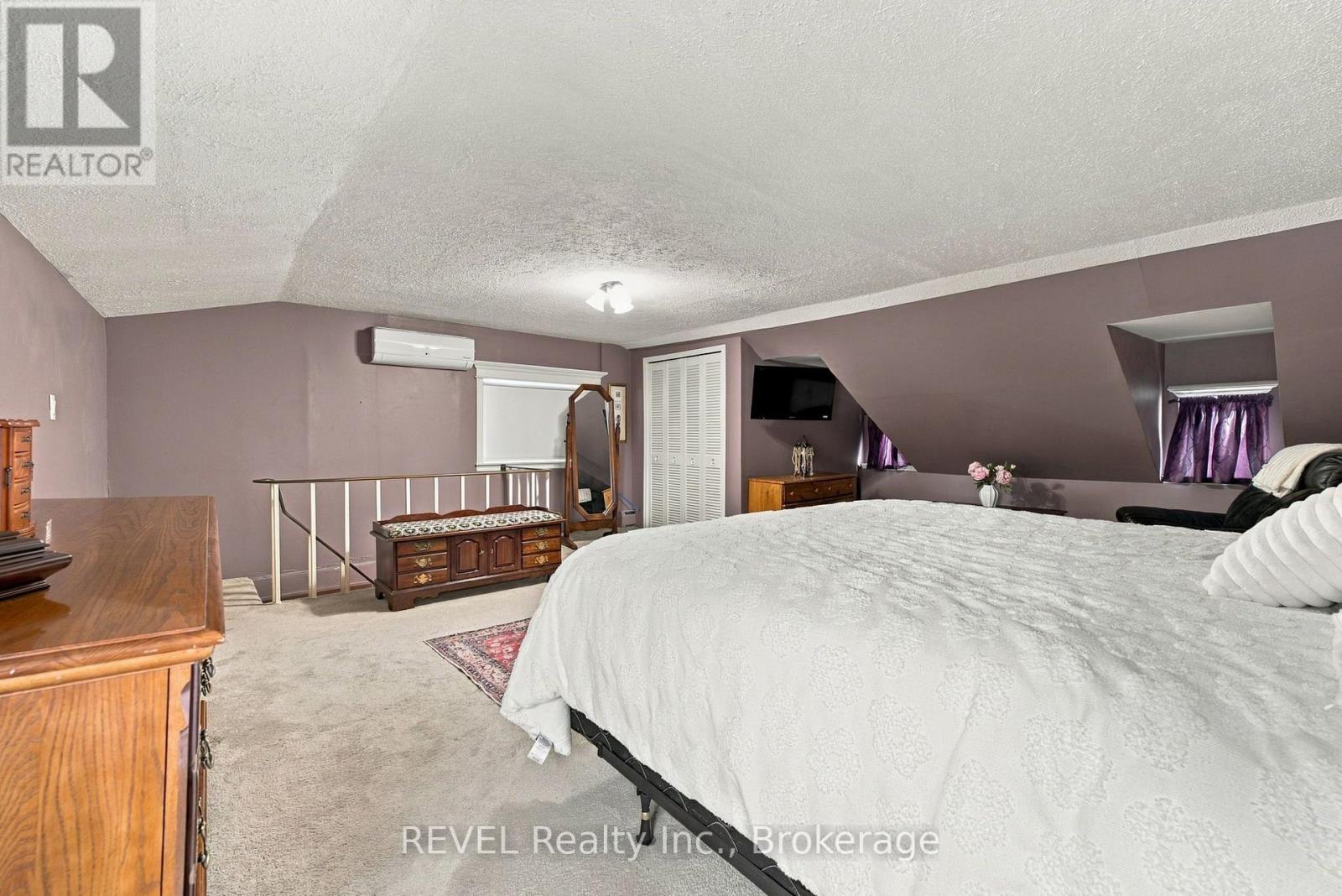 61 Queen Street N Property Photo 28
