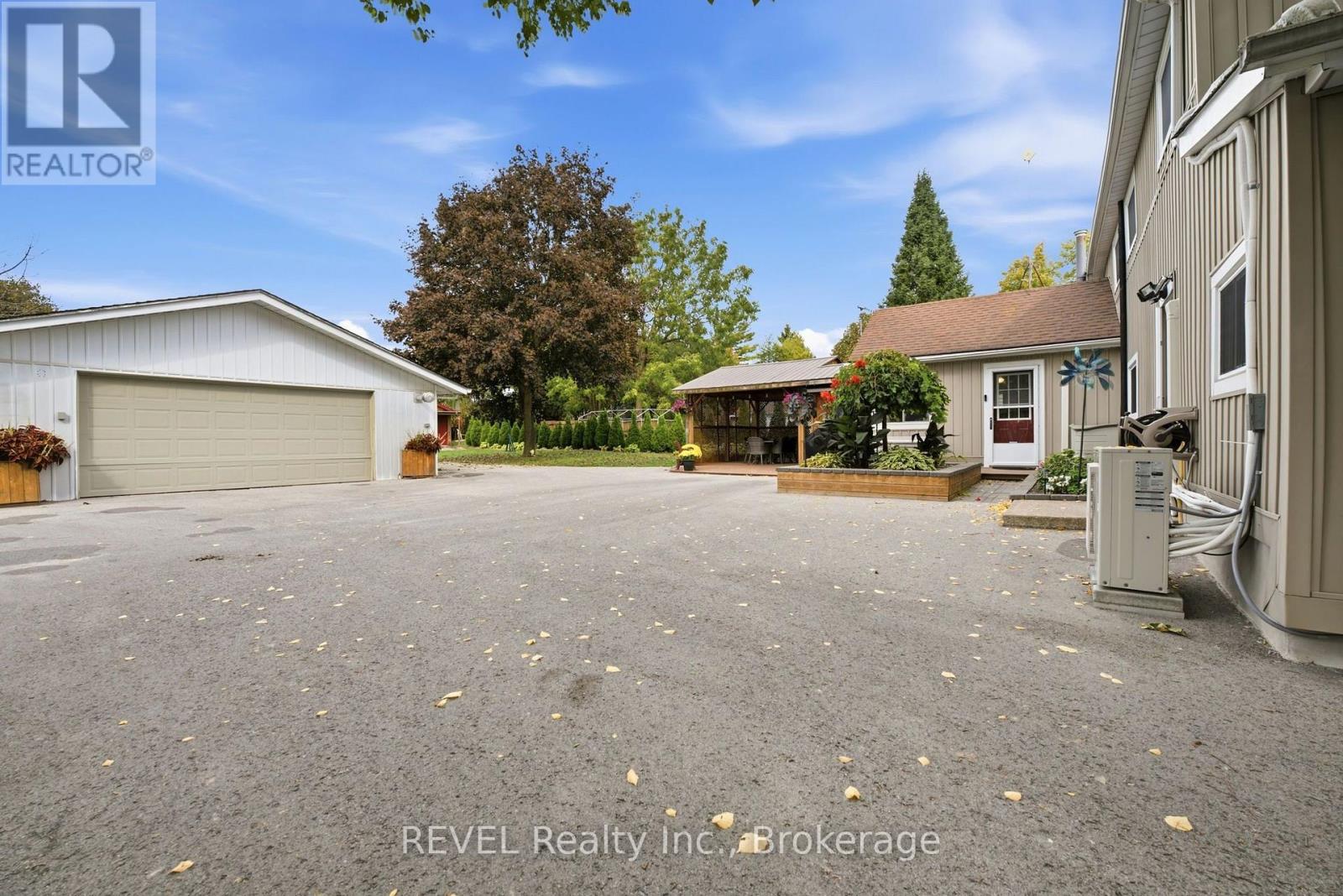61 Queen Street N Property Photo 32