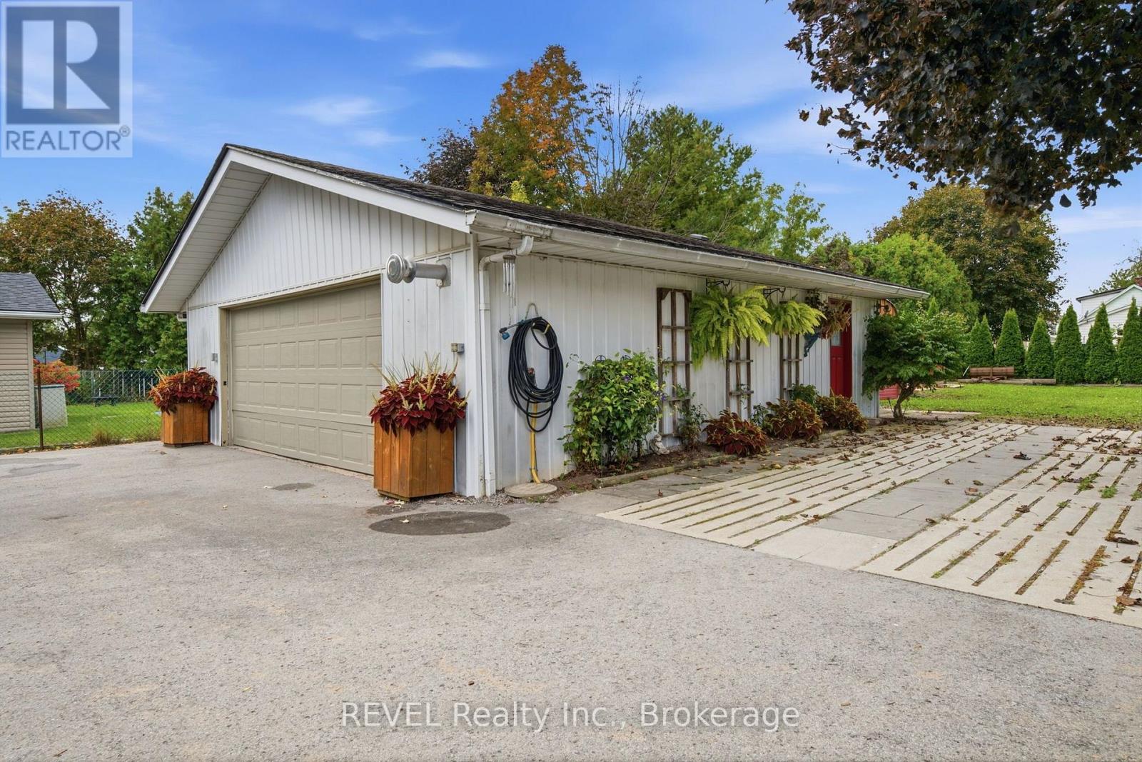 61 Queen Street N Property Photo 34