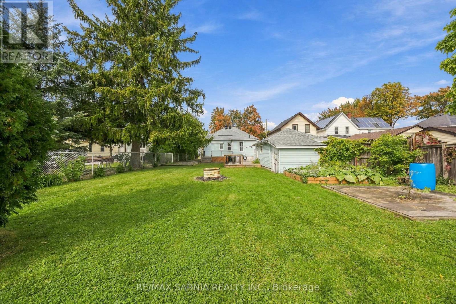 445 Wellington Street Property Photo 37