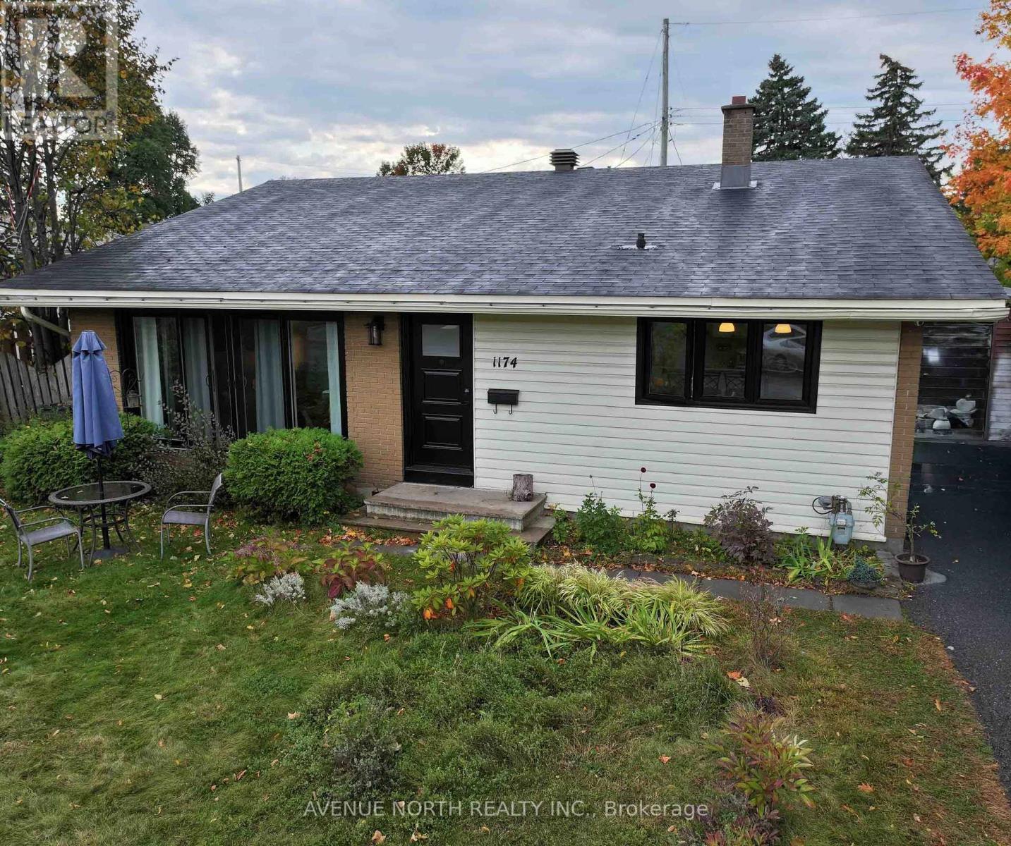1174 Maybank Street Property Photo 2