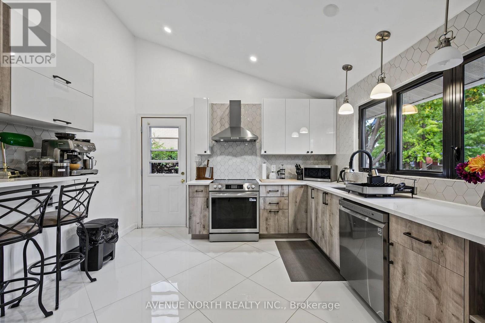 1174 Maybank Street Property Photo 22