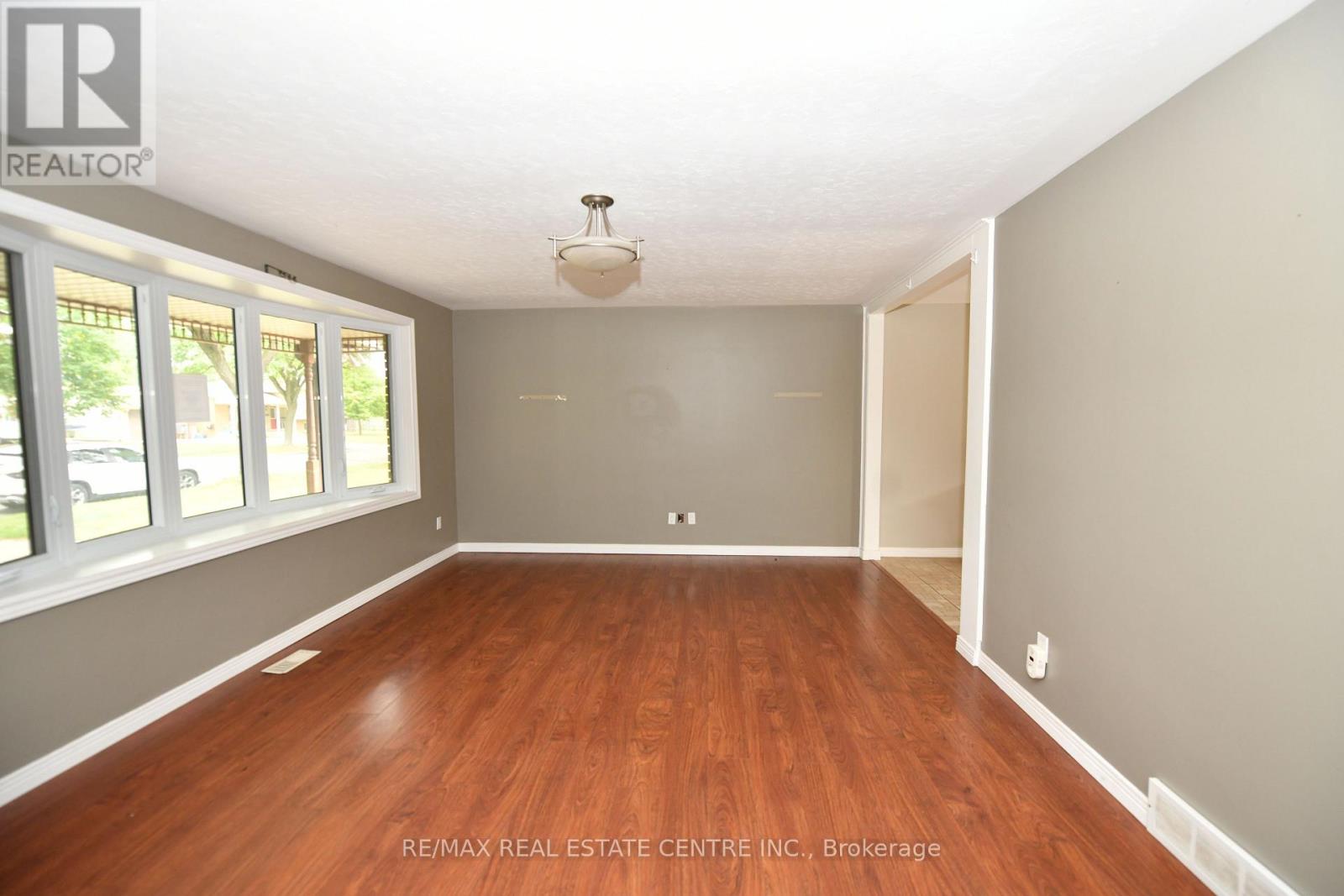 37 Ebury Crescent Property Photo 2