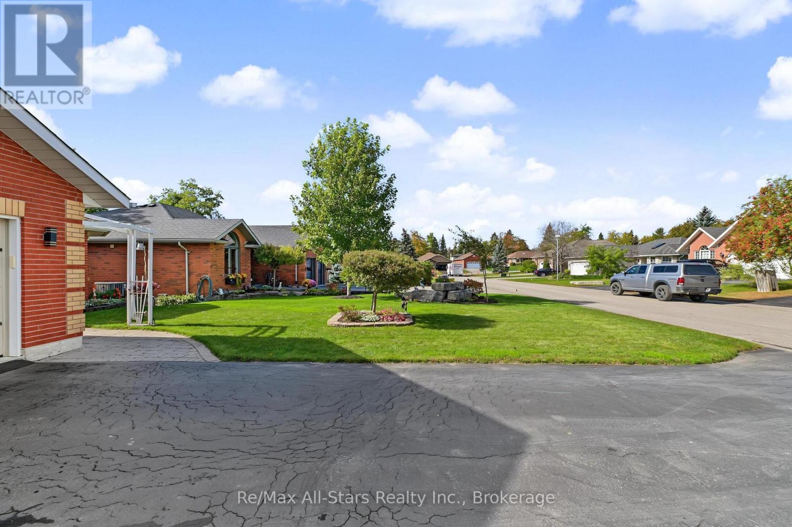 9 Hillview Drive Property Photo 4