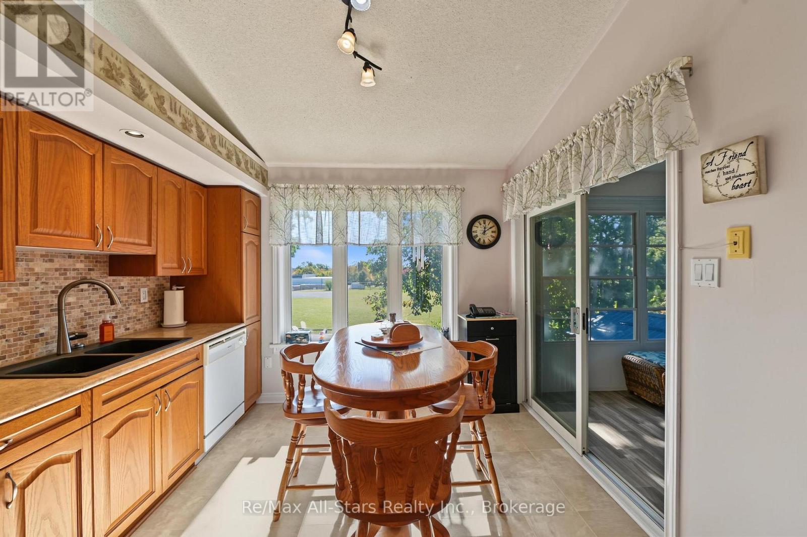 9 Hillview Drive Property Photo 14