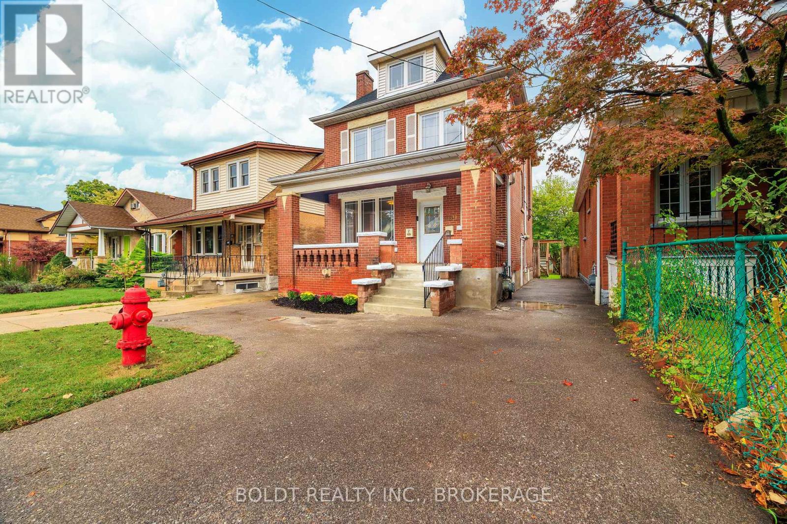 209 Rosslyn Avenue S Property Photo 1