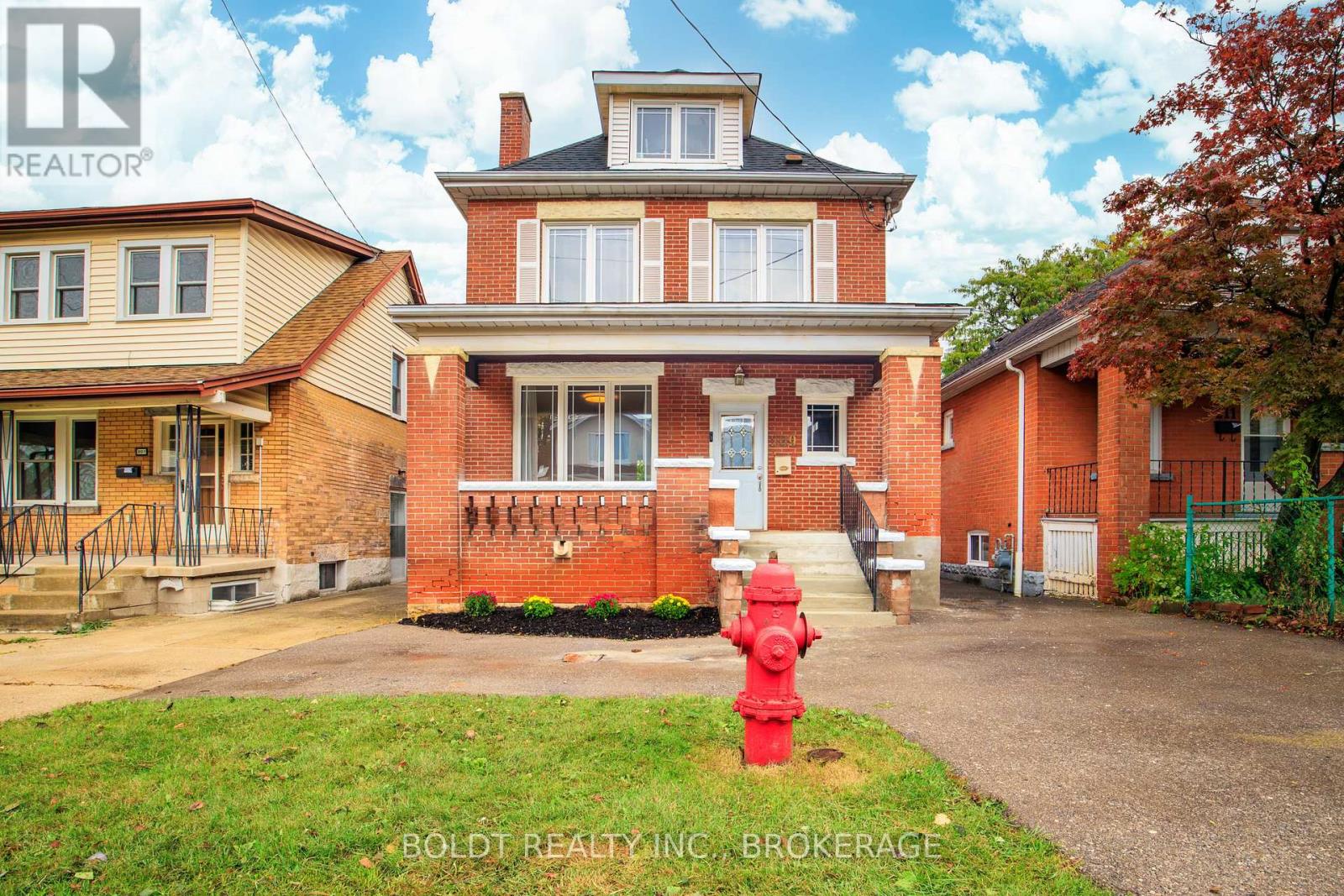 209 Rosslyn Avenue S Property Photo 2
