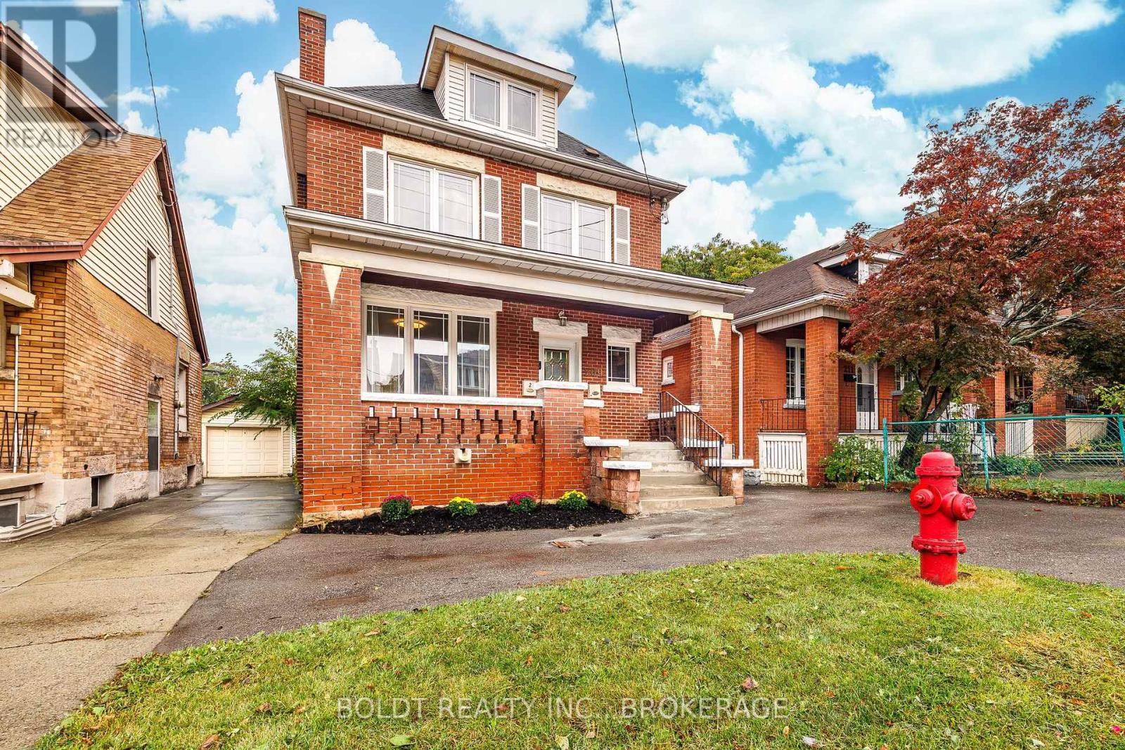 209 Rosslyn Avenue S Property Photo 3