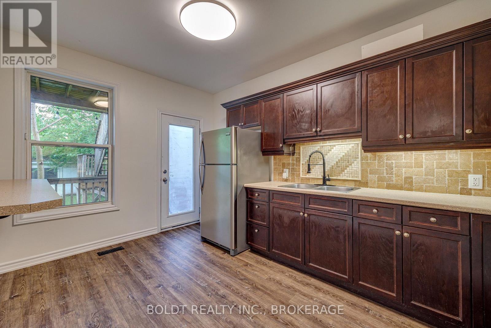 209 Rosslyn Avenue S Property Photo 5