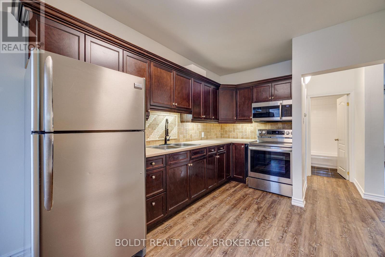209 Rosslyn Avenue S Property Photo 6
