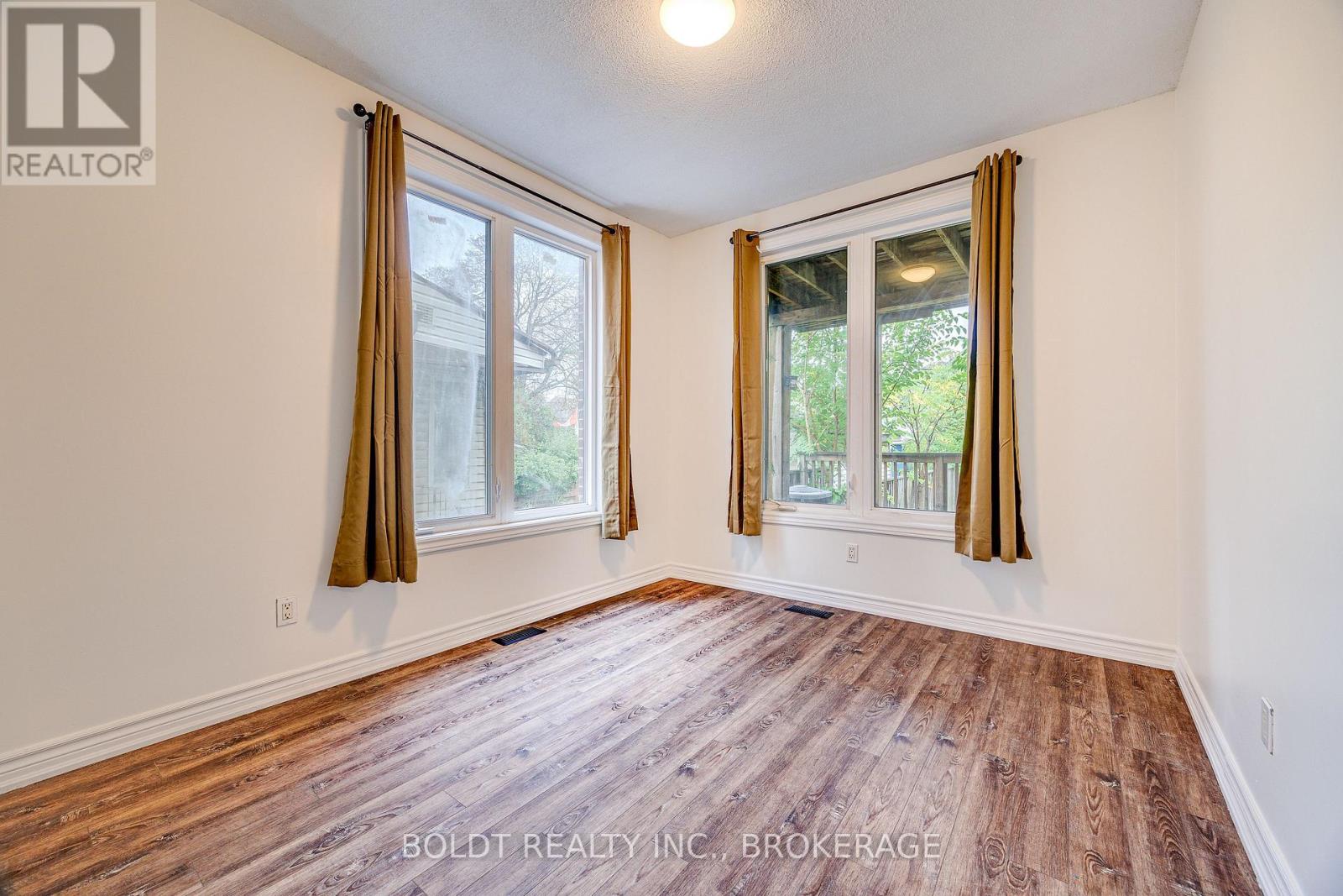 209 Rosslyn Avenue S Property Photo 9