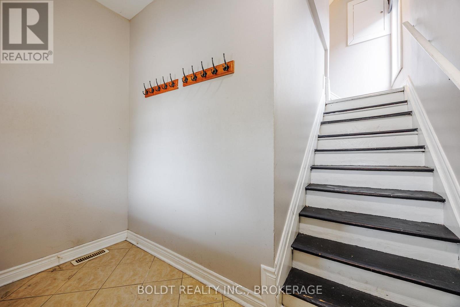 209 Rosslyn Avenue S Property Photo 26