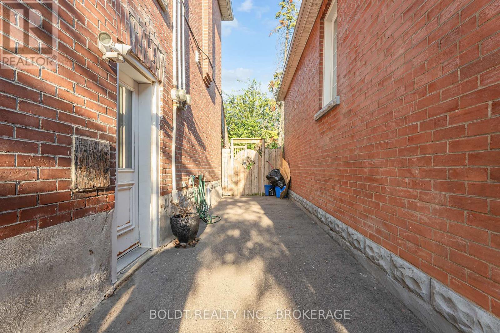 209 Rosslyn Avenue S Property Photo 31