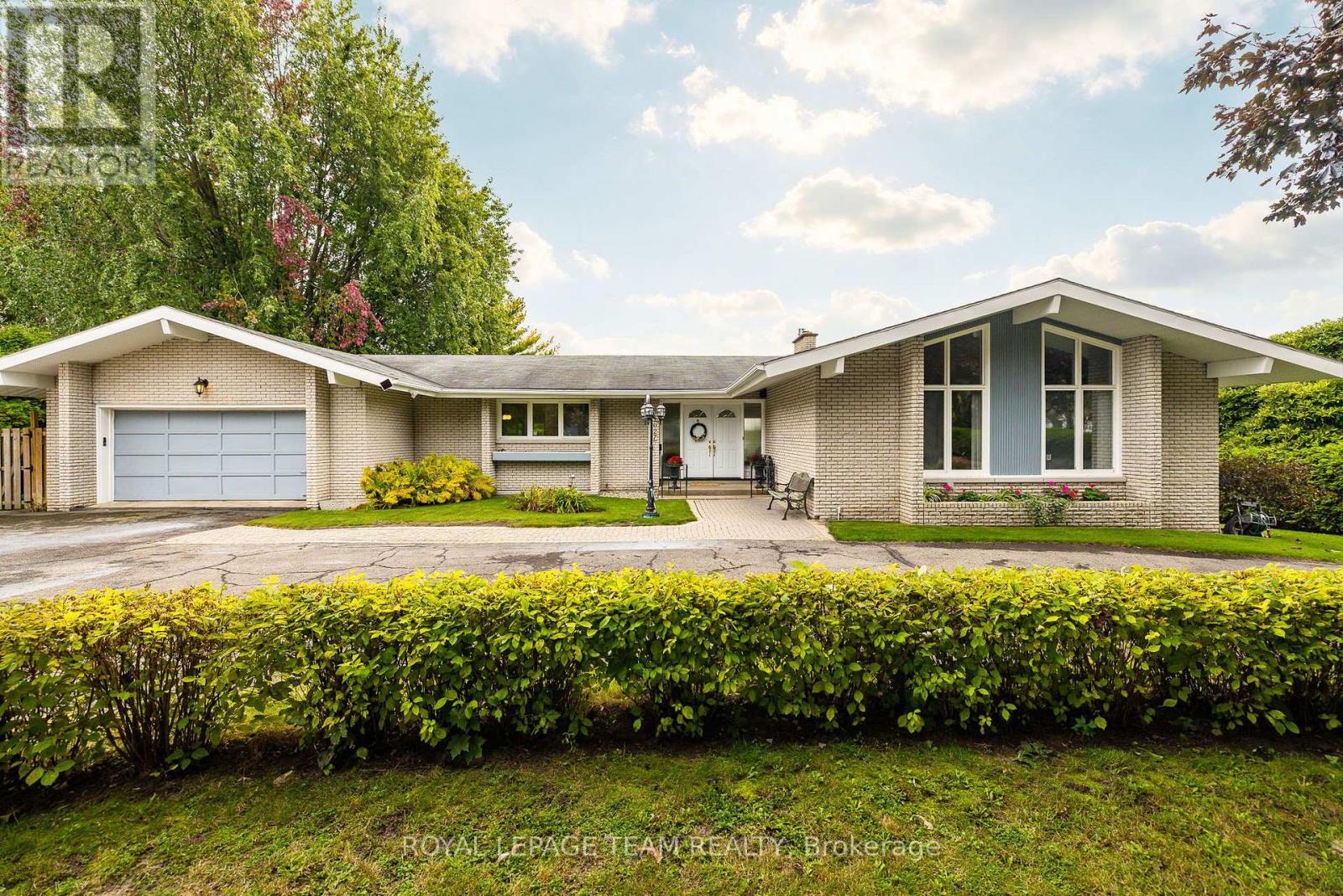 2027 Dundas Street Property Photo 1