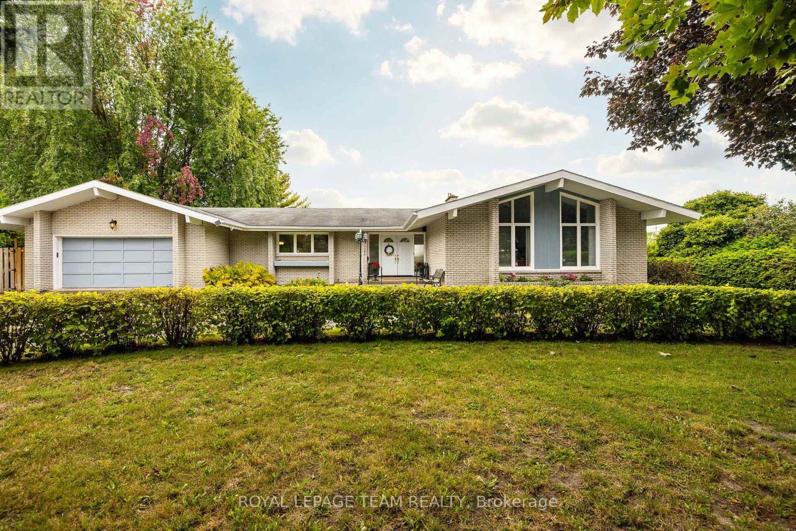 2027 Dundas Street Property Photo 3