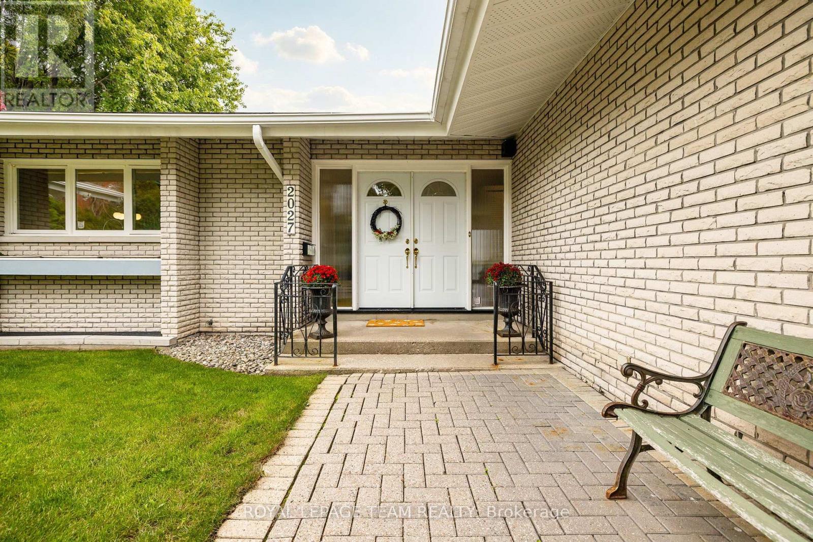 2027 Dundas Street Property Photo 4