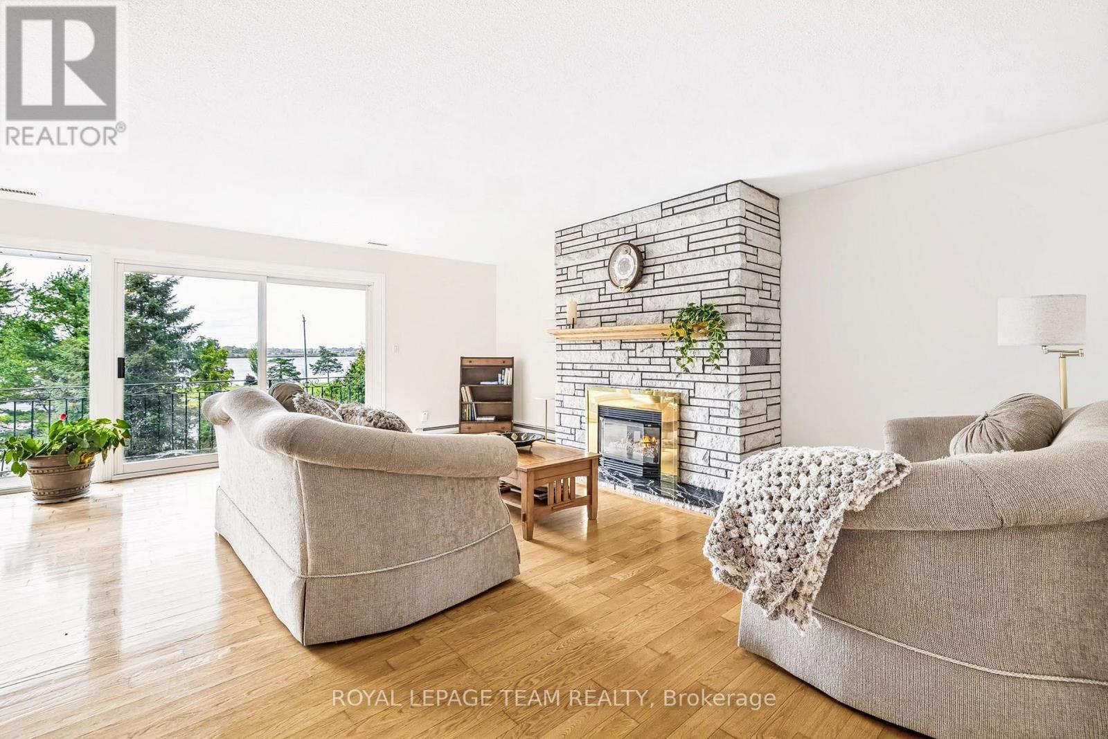 2027 Dundas Street Property Photo 5
