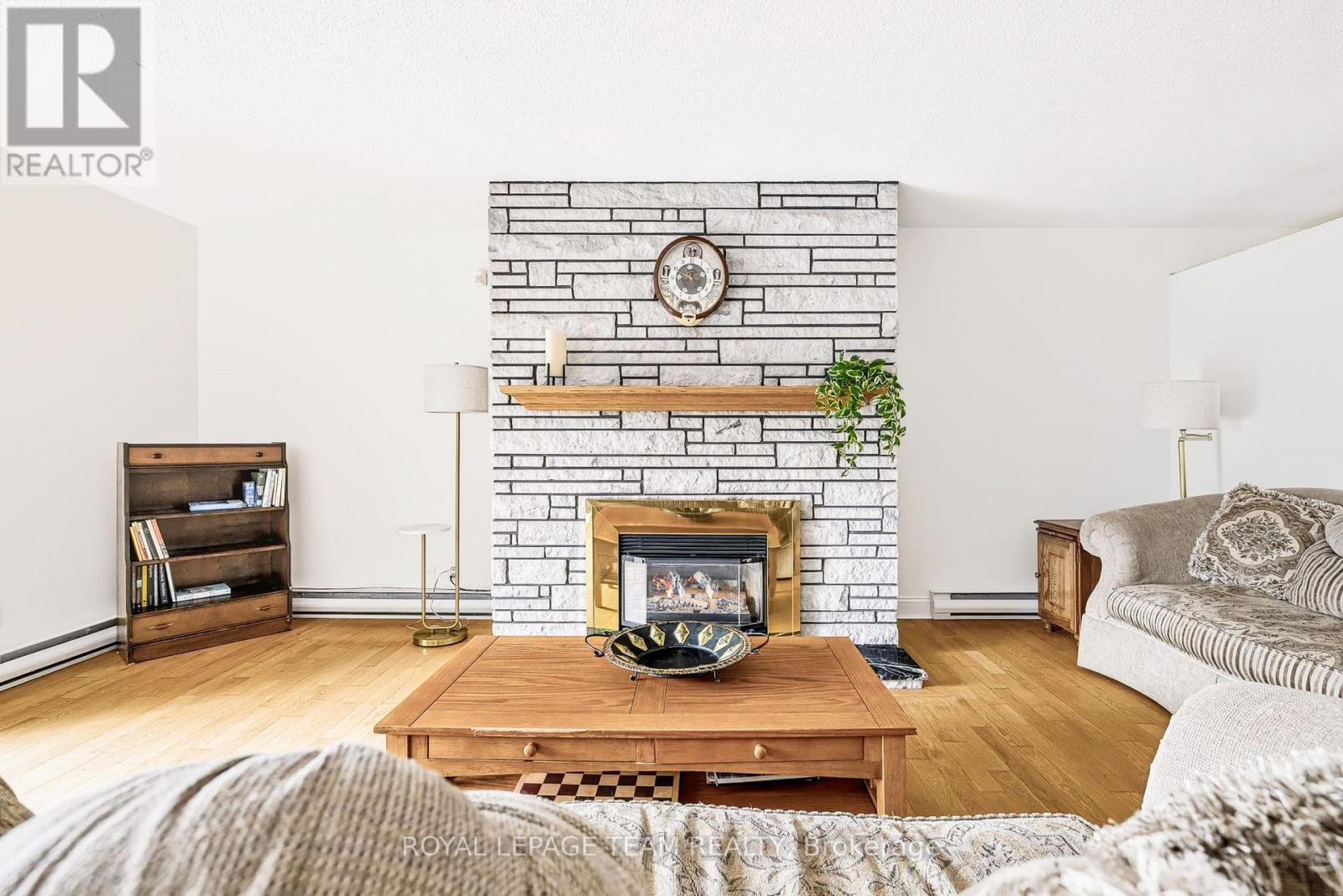 2027 Dundas Street Property Photo 6