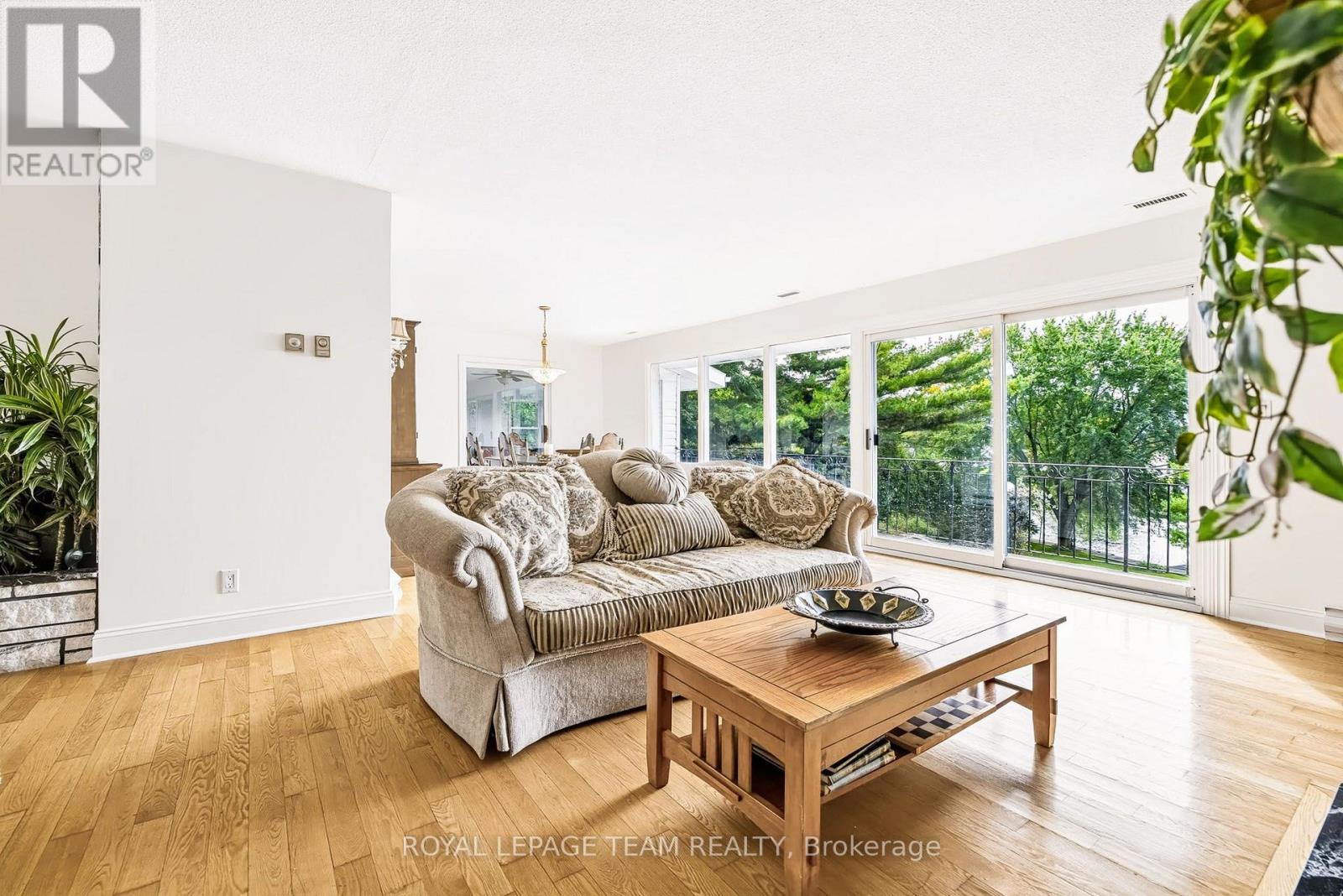 2027 Dundas Street Property Photo 7