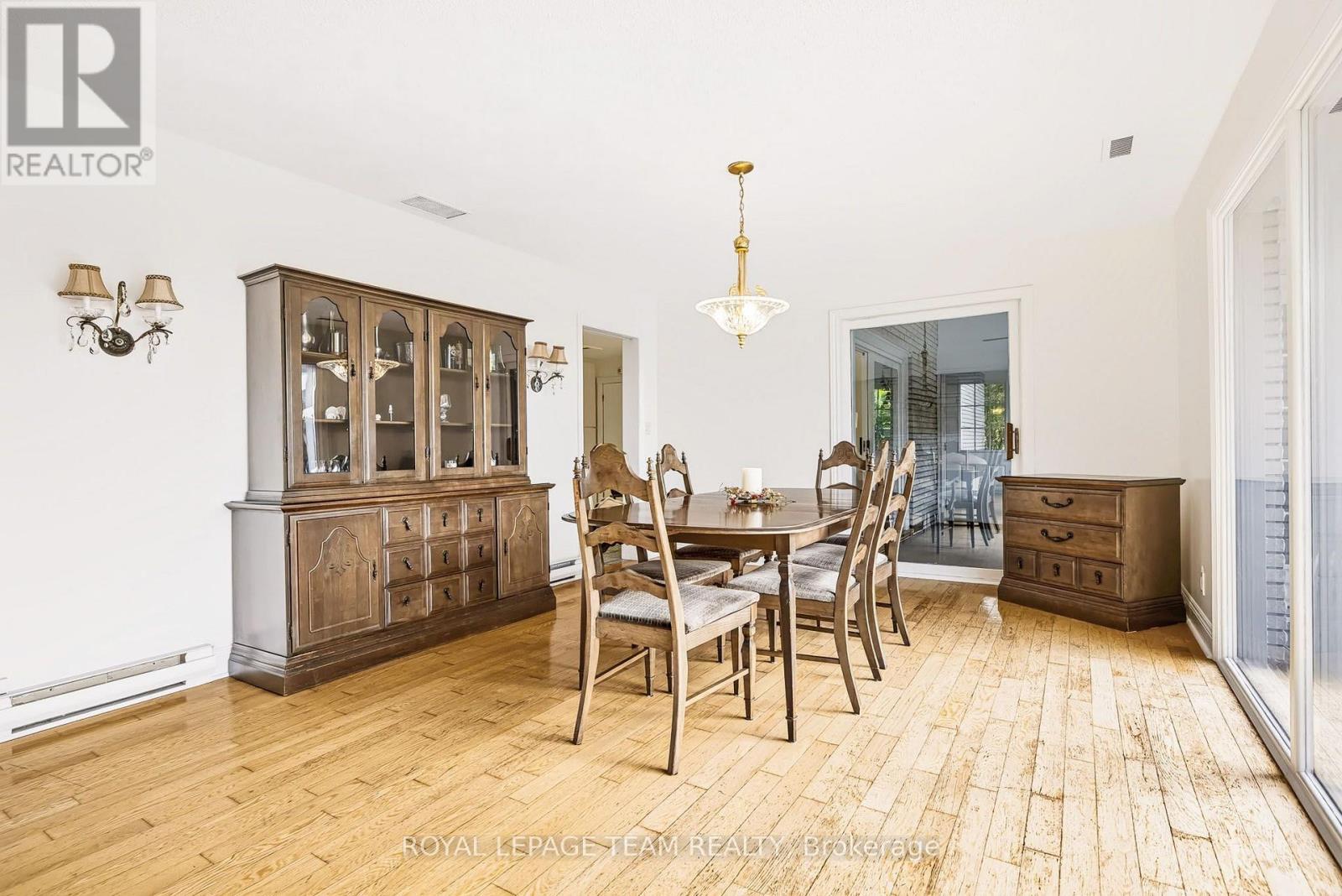 2027 Dundas Street Property Photo 8