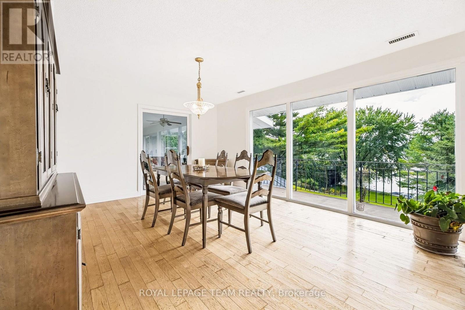 2027 Dundas Street Property Photo 9