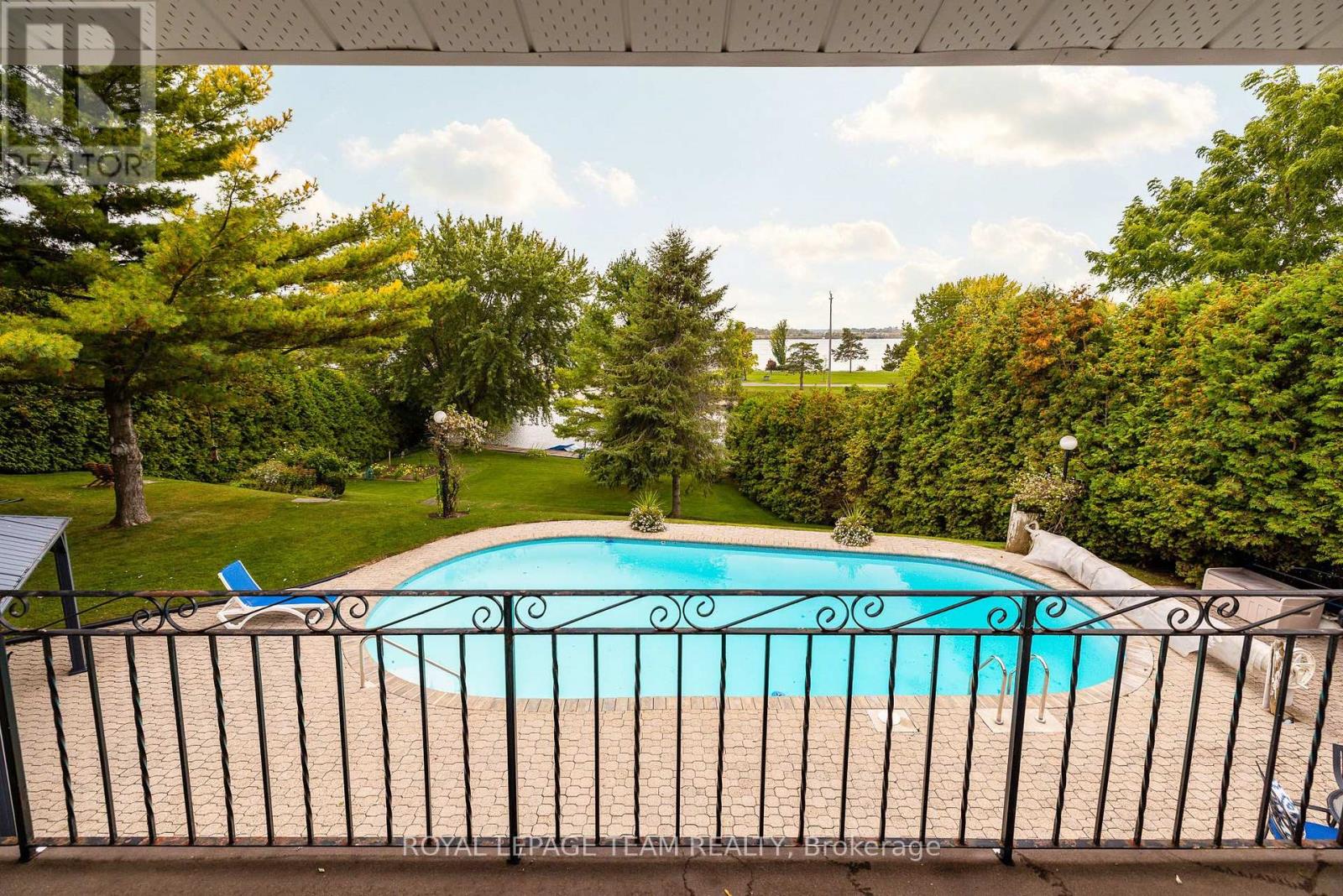 2027 Dundas Street Property Photo 10