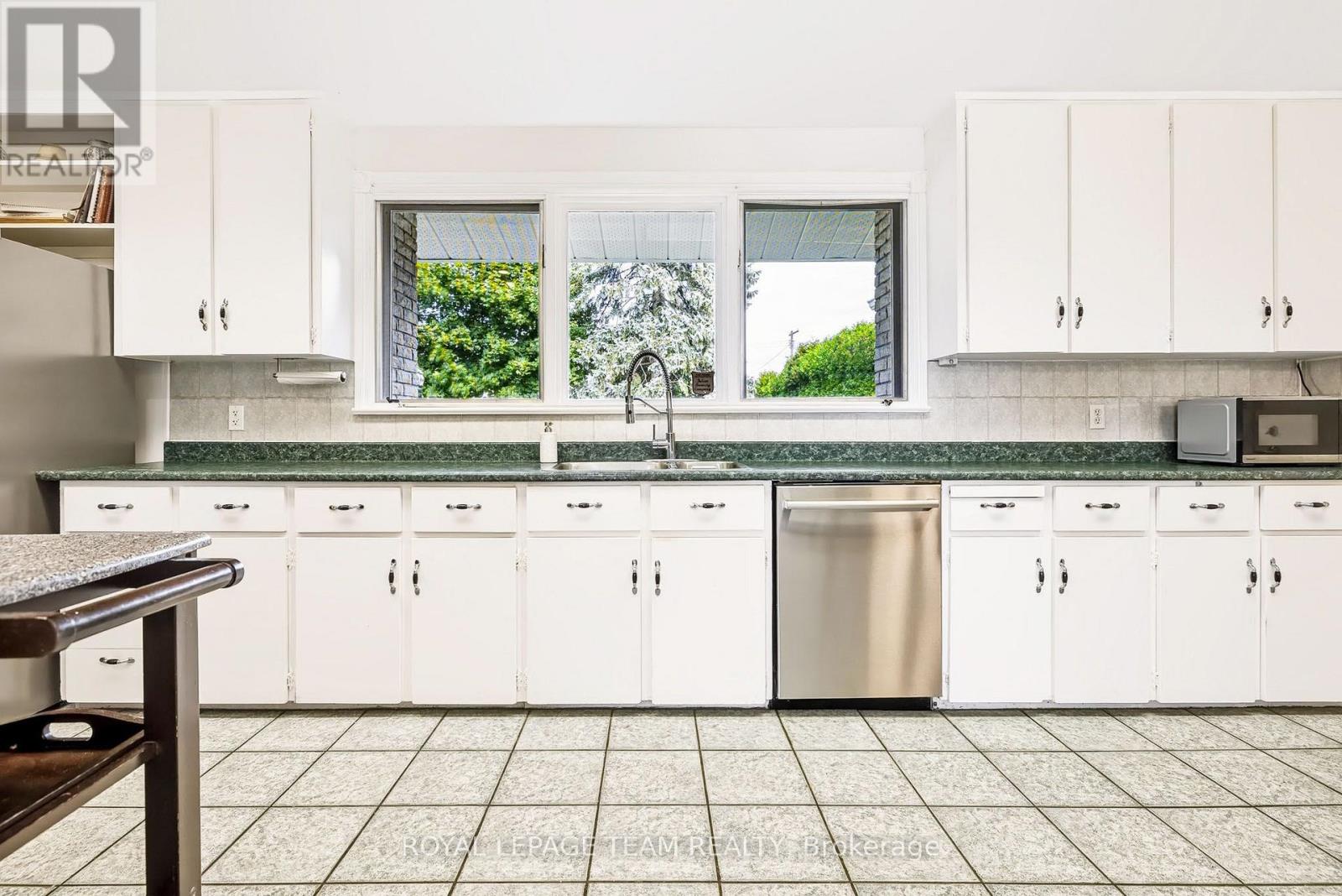 2027 Dundas Street Property Photo 11