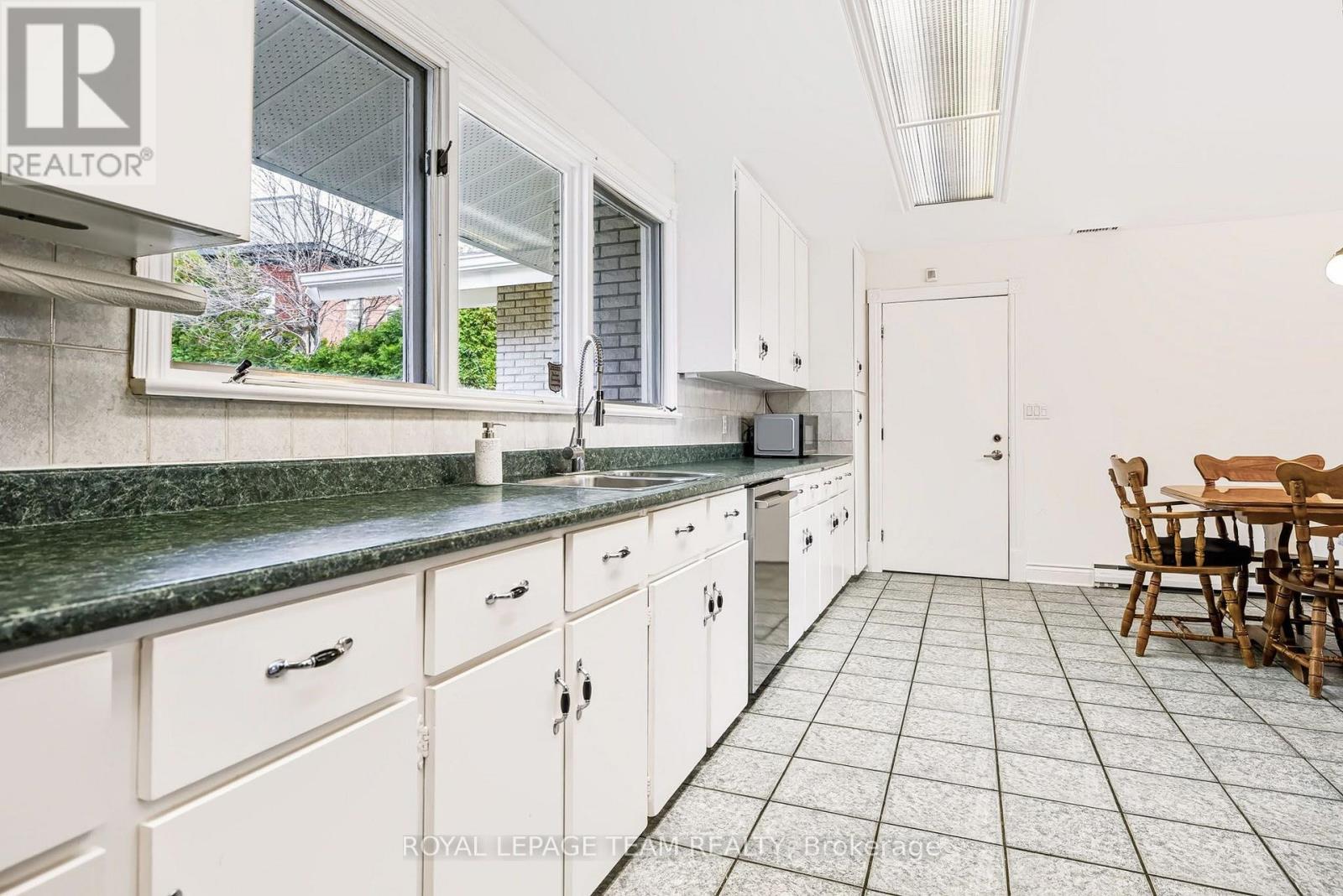 2027 Dundas Street Property Photo 12