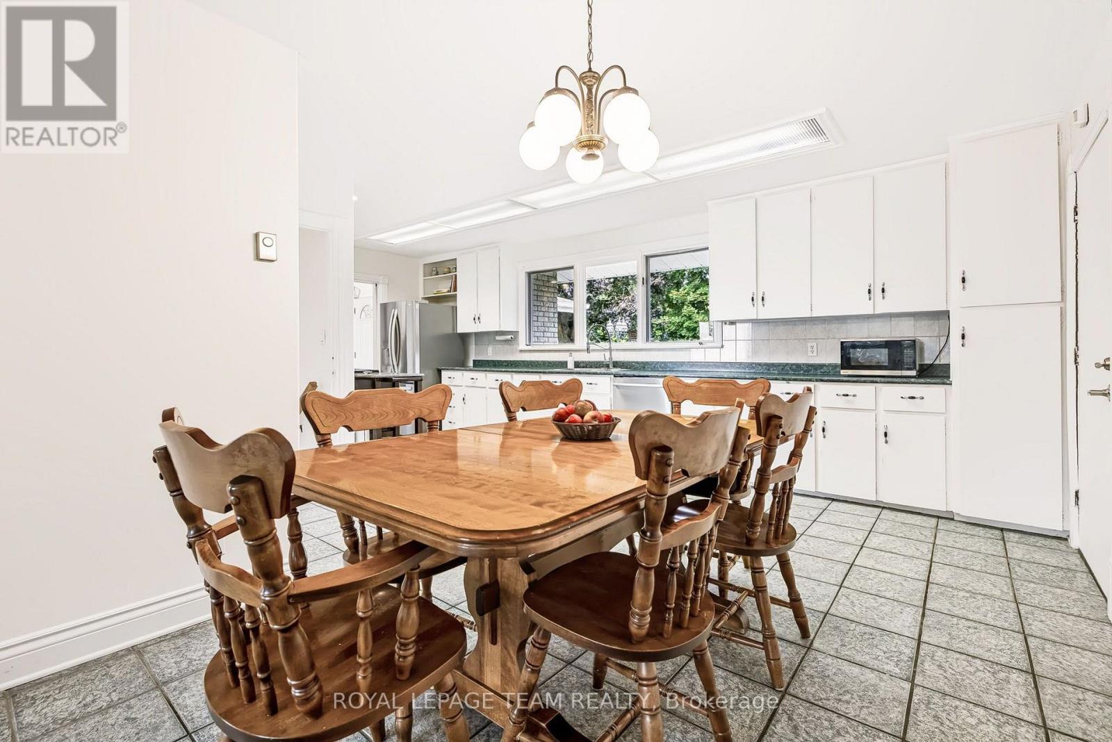 2027 Dundas Street Property Photo 13