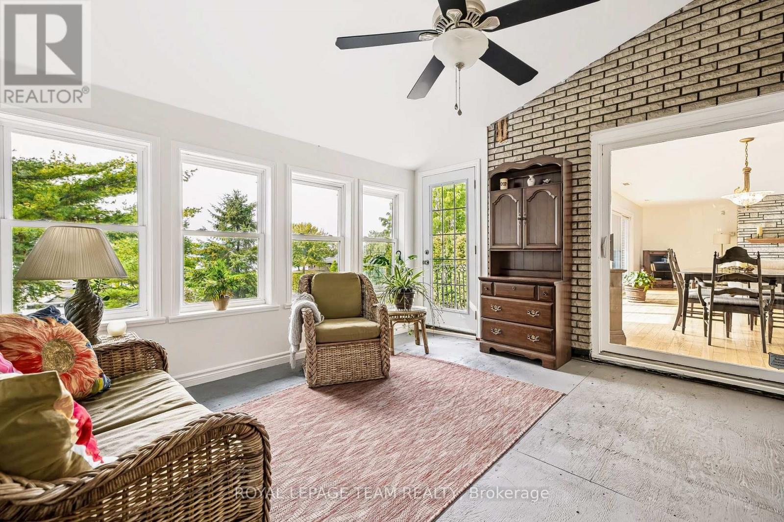 2027 Dundas Street Property Photo 14