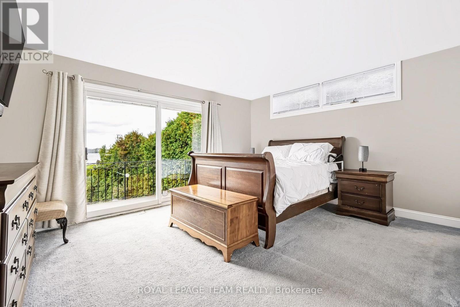 2027 Dundas Street Property Photo 15