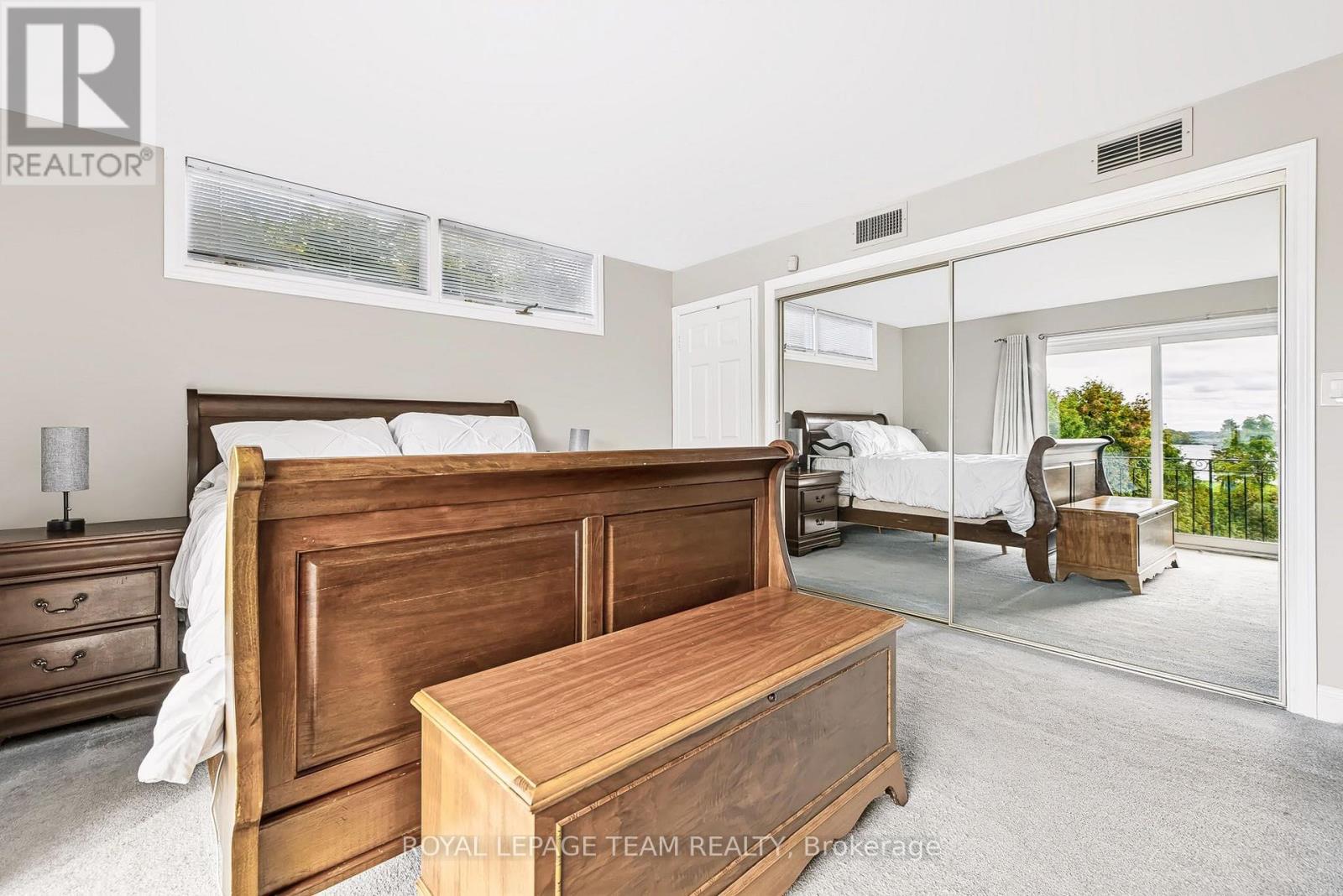 2027 Dundas Street Property Photo 16