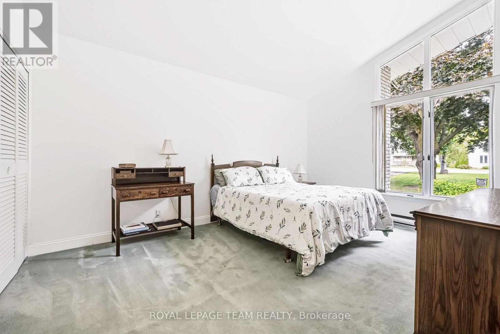 2027 Dundas Street Property Photo 18