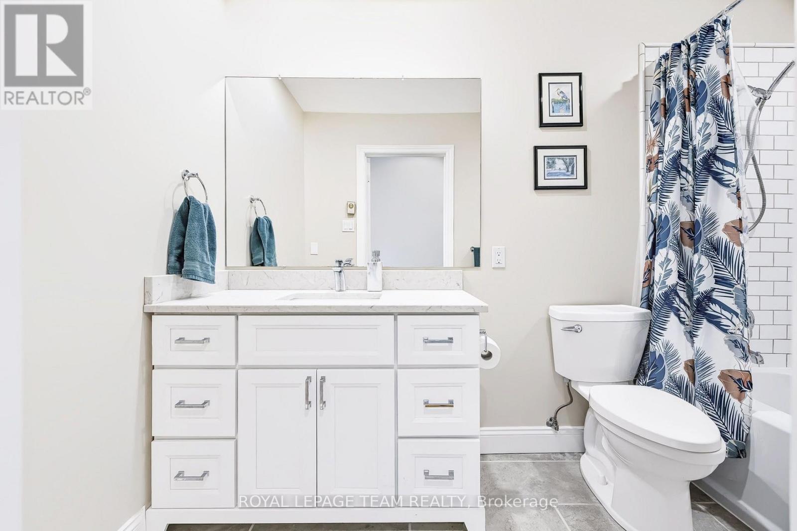 2027 Dundas Street Property Photo 19