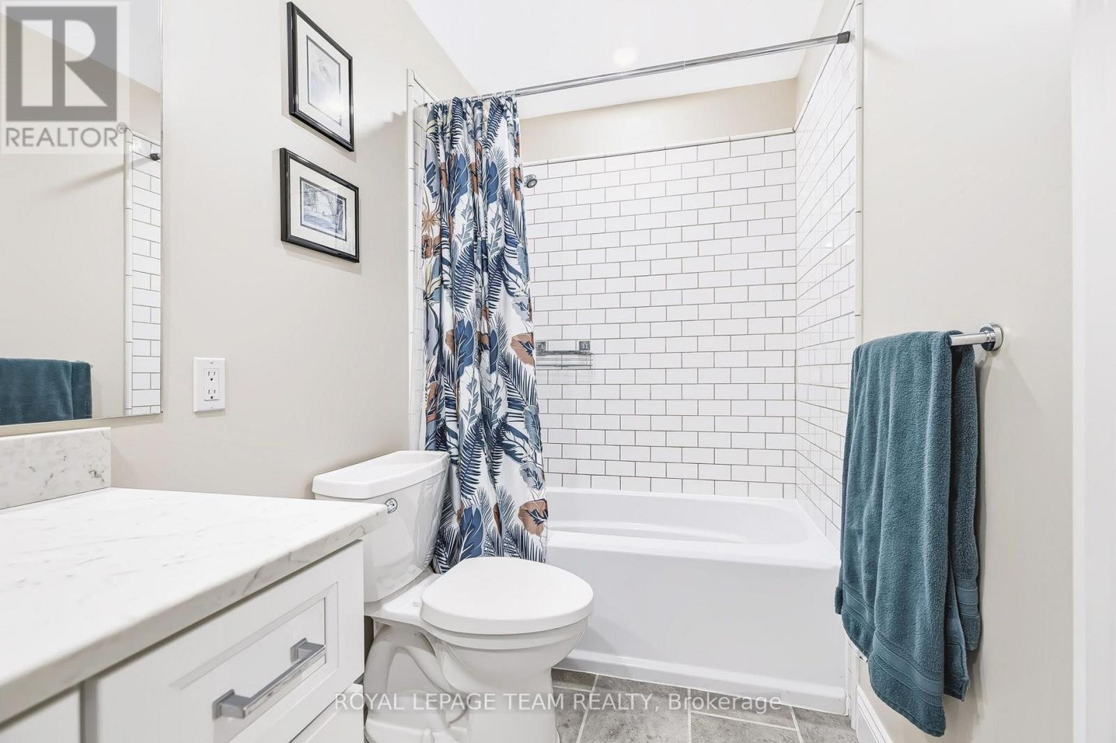 2027 Dundas Street Property Photo 20