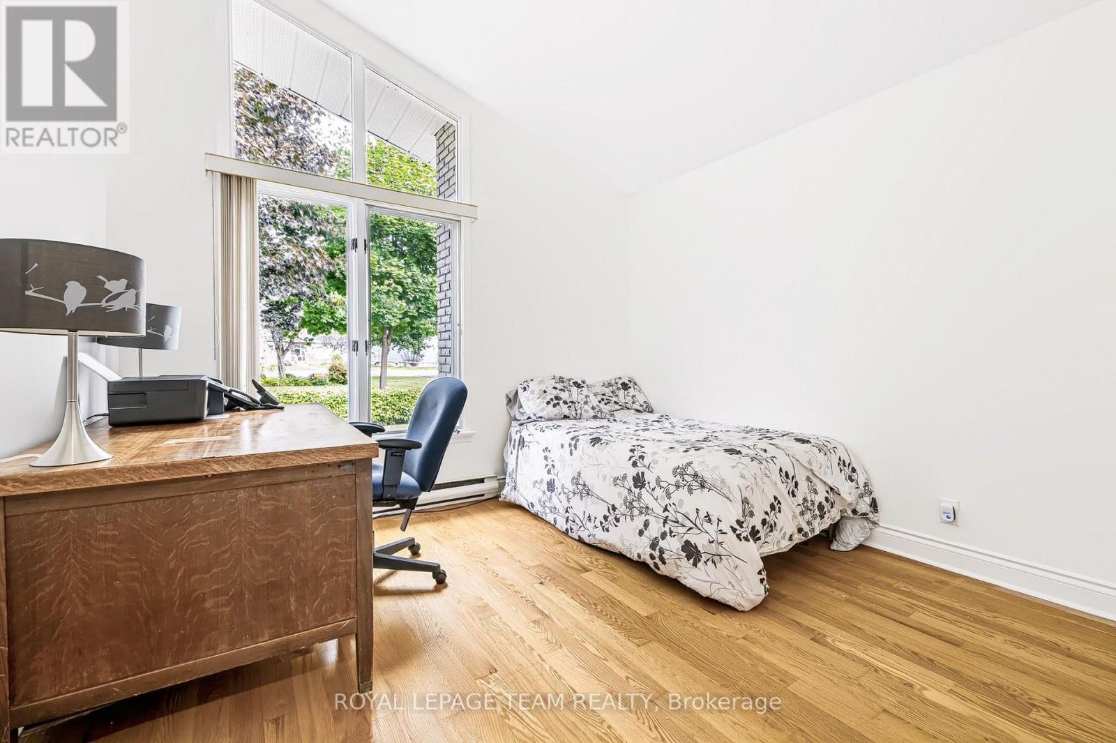 2027 Dundas Street Property Photo 21