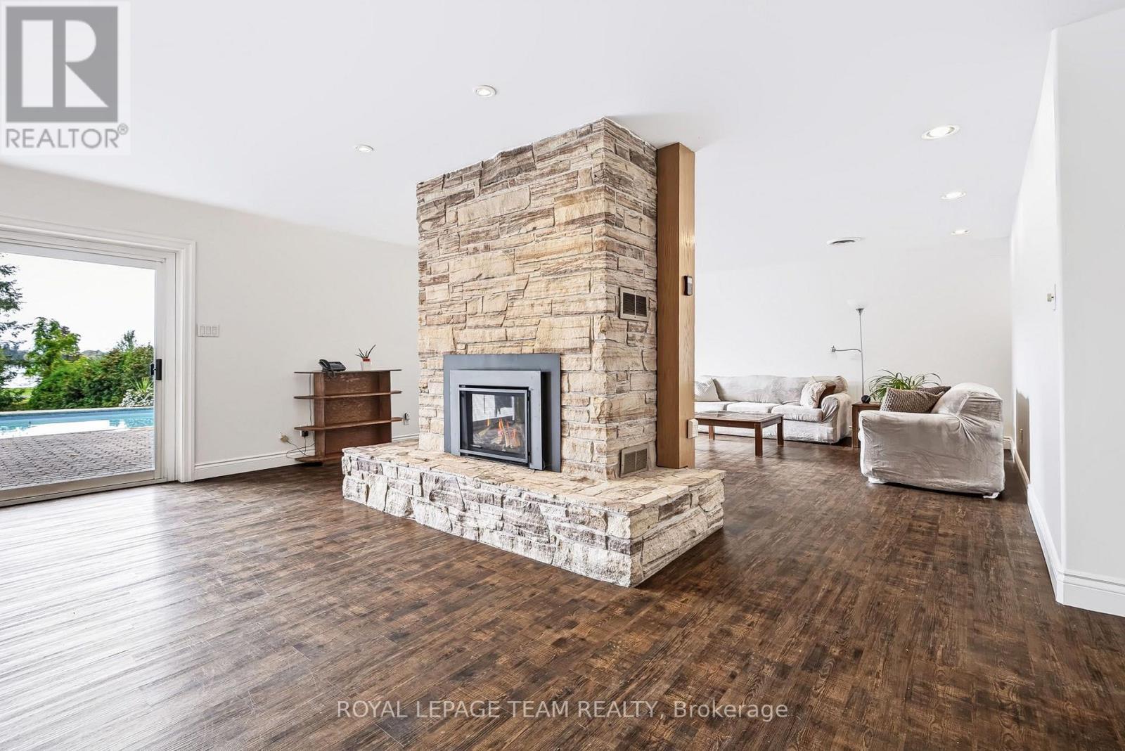 2027 Dundas Street Property Photo 22