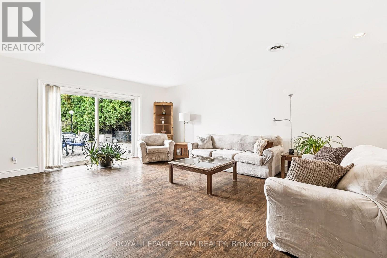2027 Dundas Street Property Photo 23