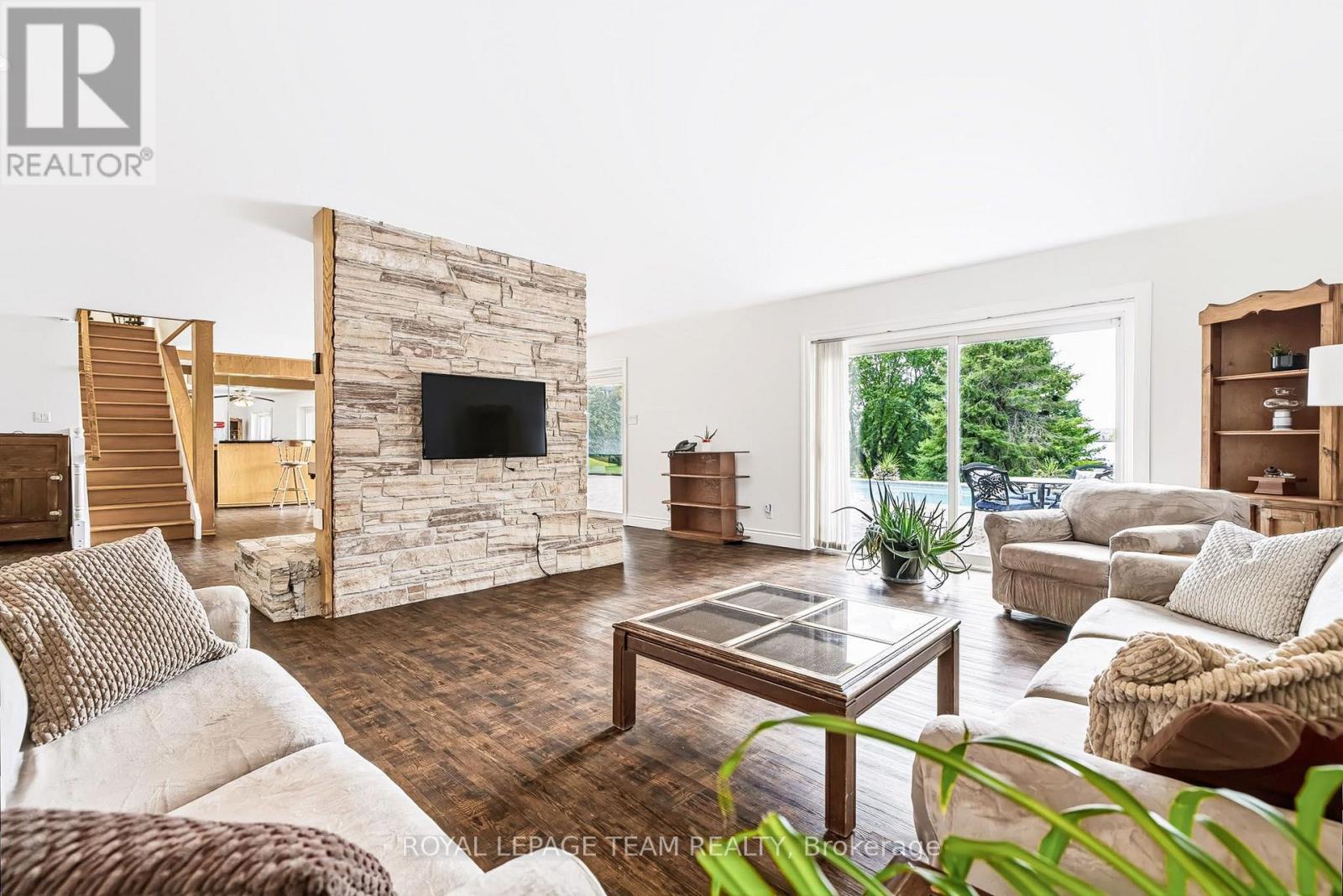 2027 Dundas Street Property Photo 24
