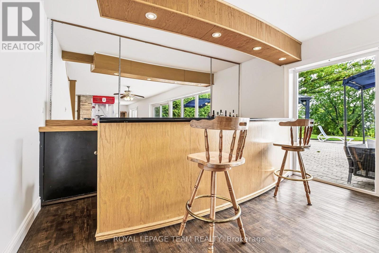 2027 Dundas Street Property Photo 28